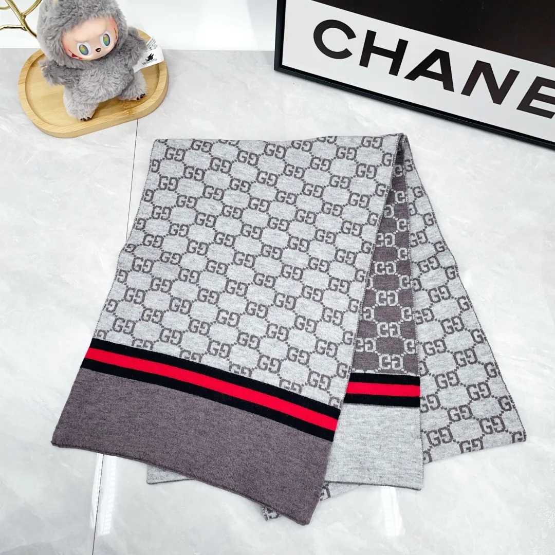 Gucci Cashmere Hat and Scarf Set in Grey · view 3