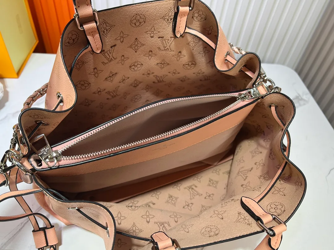 Louis Vuitton Cowhide Crossbody Bag in Pink · view 7