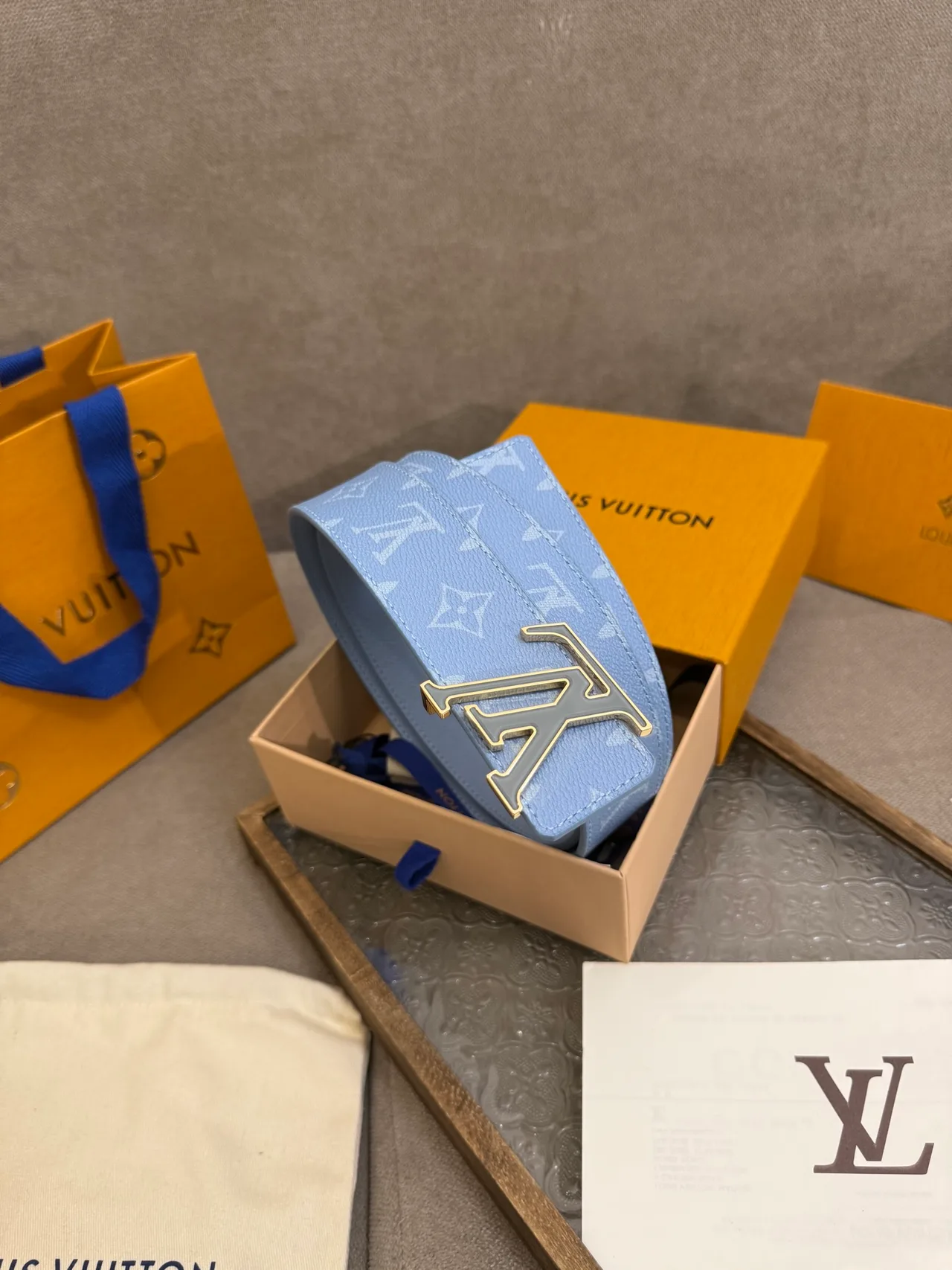 Louis Vuitton Leather Glossy Reversible monogram buckle belt in Blue · view 4