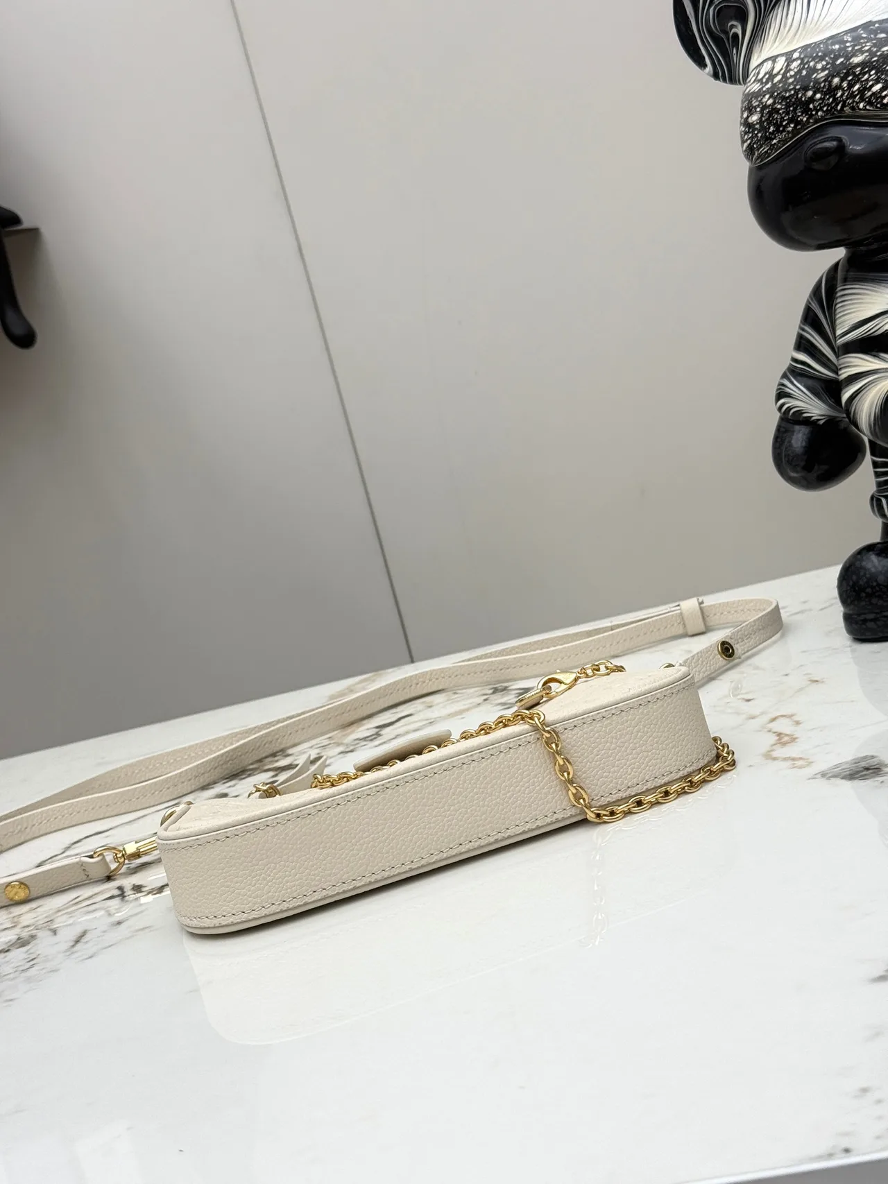 Louis Vuitton Leather Smooth Hobo Bag in Cream · view 4