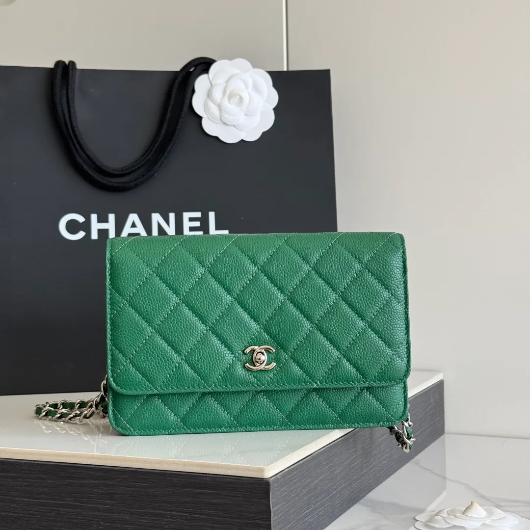 Chanel Calfskin Quilted Clutch in Green · view 2