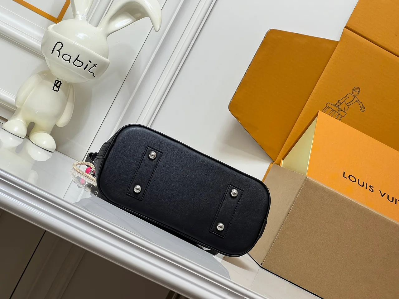 Louis Vuitton Leather Handbag in Black · view 5