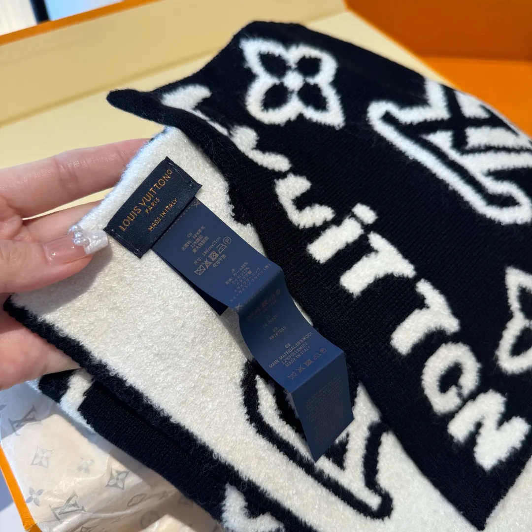 Louis Vuitton Cashmere Reversible monogram scarf in Black · view 7