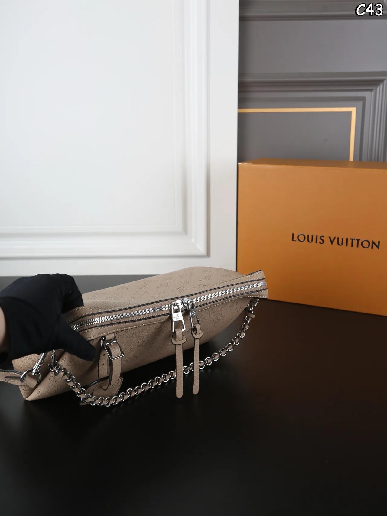 Louis Vuitton Shoulder Bag in Grey · view 5