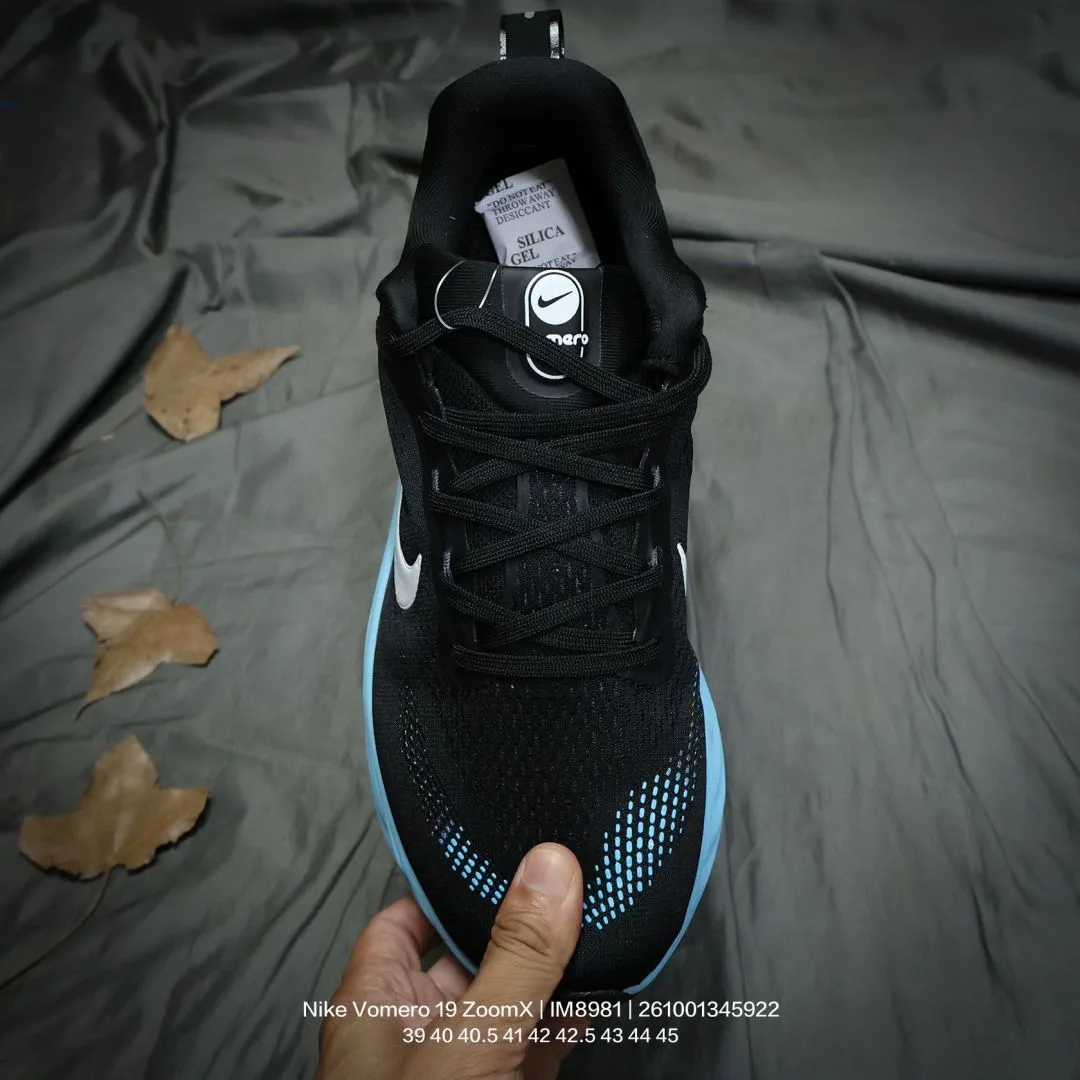 Nike Sneakers in Black · view 4