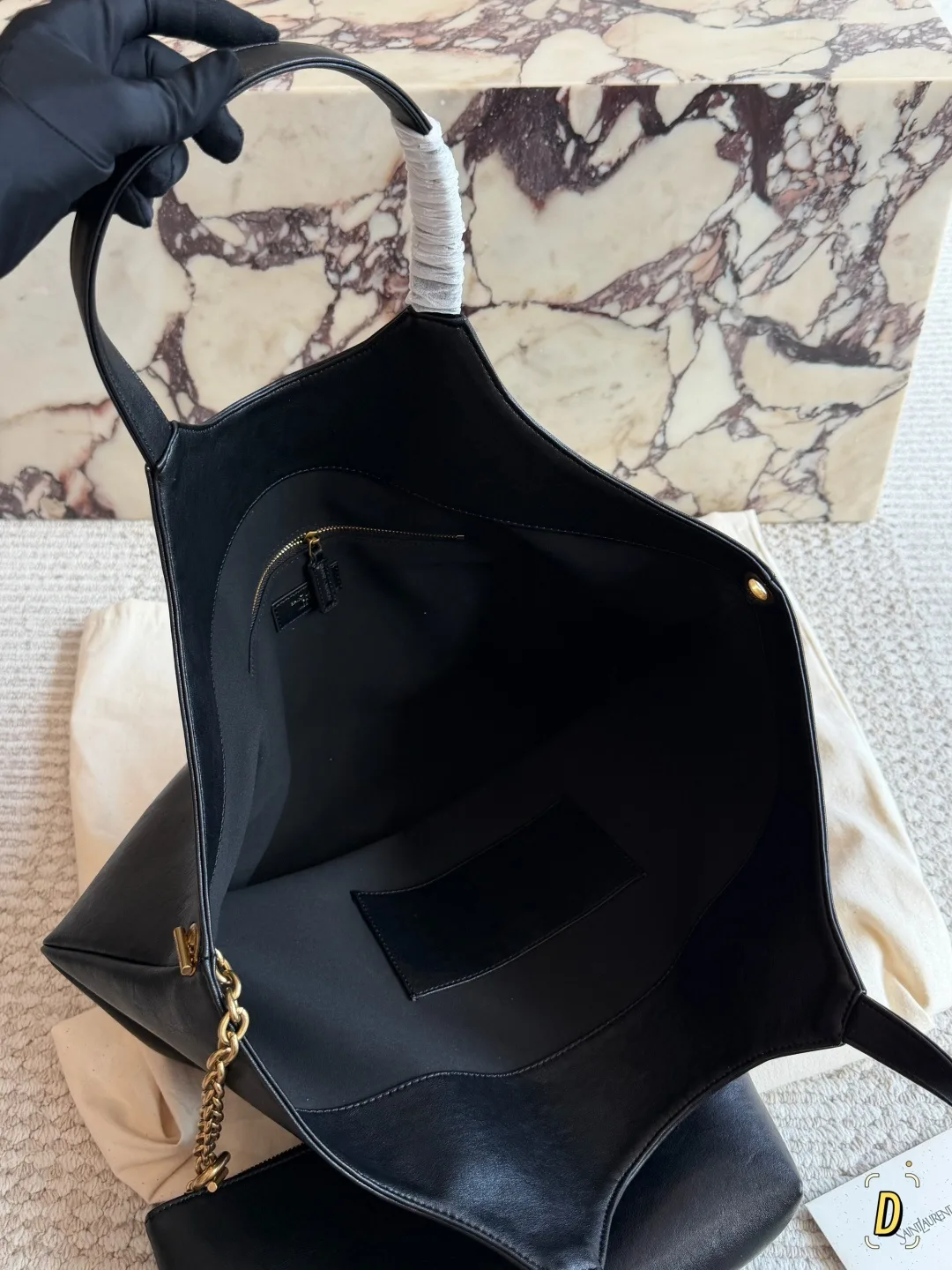 Saint Laurent Leather Glossy Le 5 a 7 tote with pictured pouch in Black · view 5
