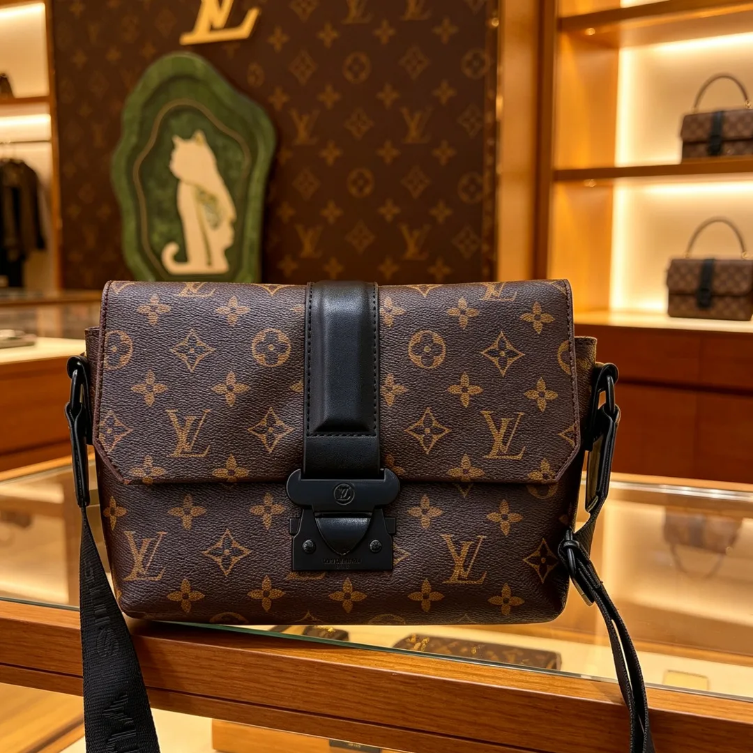 Louis Vuitton Flap Messenger Bag in Black / Brown · view 3