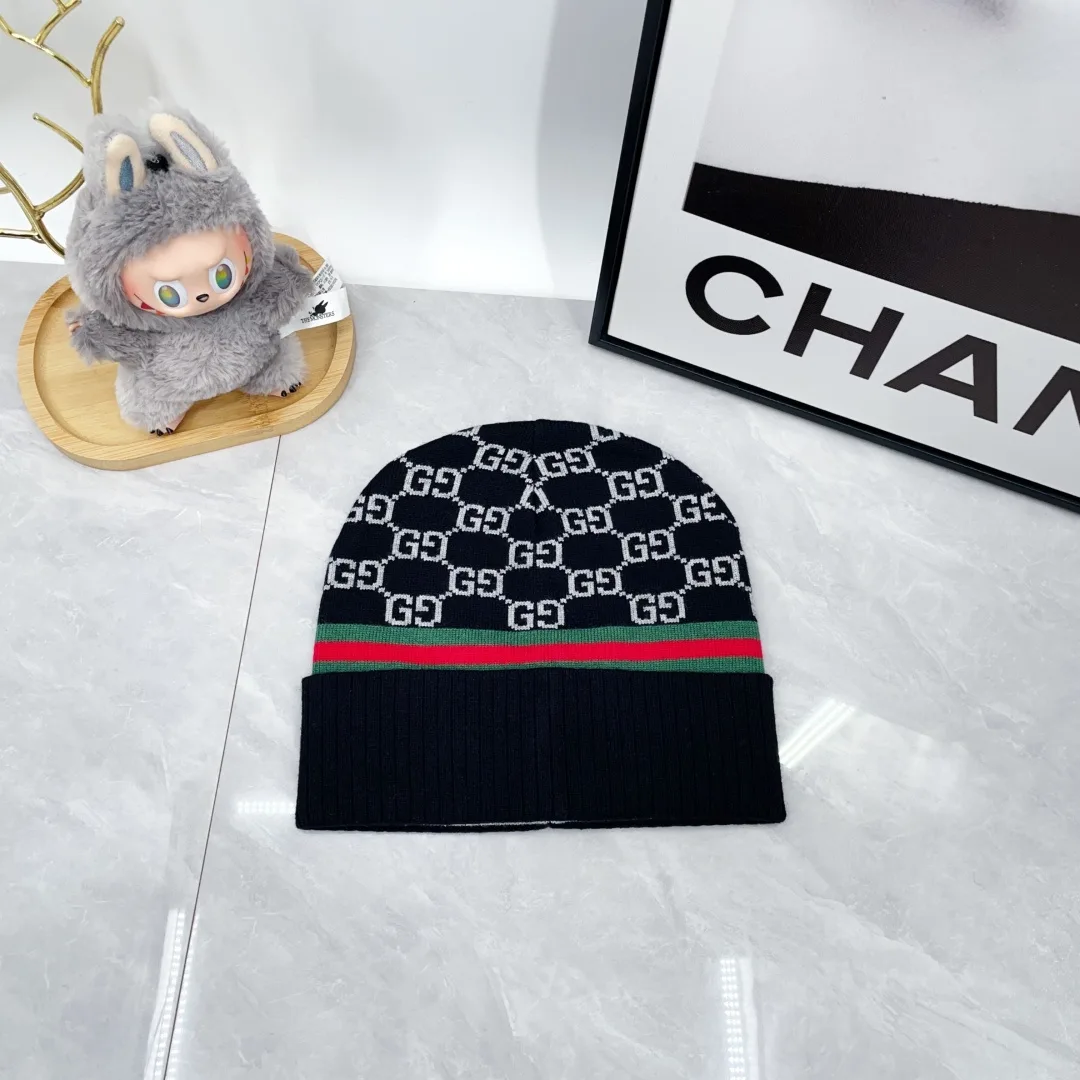 Gucci Cashmere Striped Hat and scarf knit set in Black · view 7