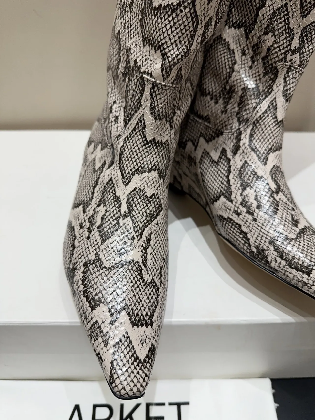 Arket Cowhide Sheepskin Pointed-Toe Knee-High Boots in Grey · view 6