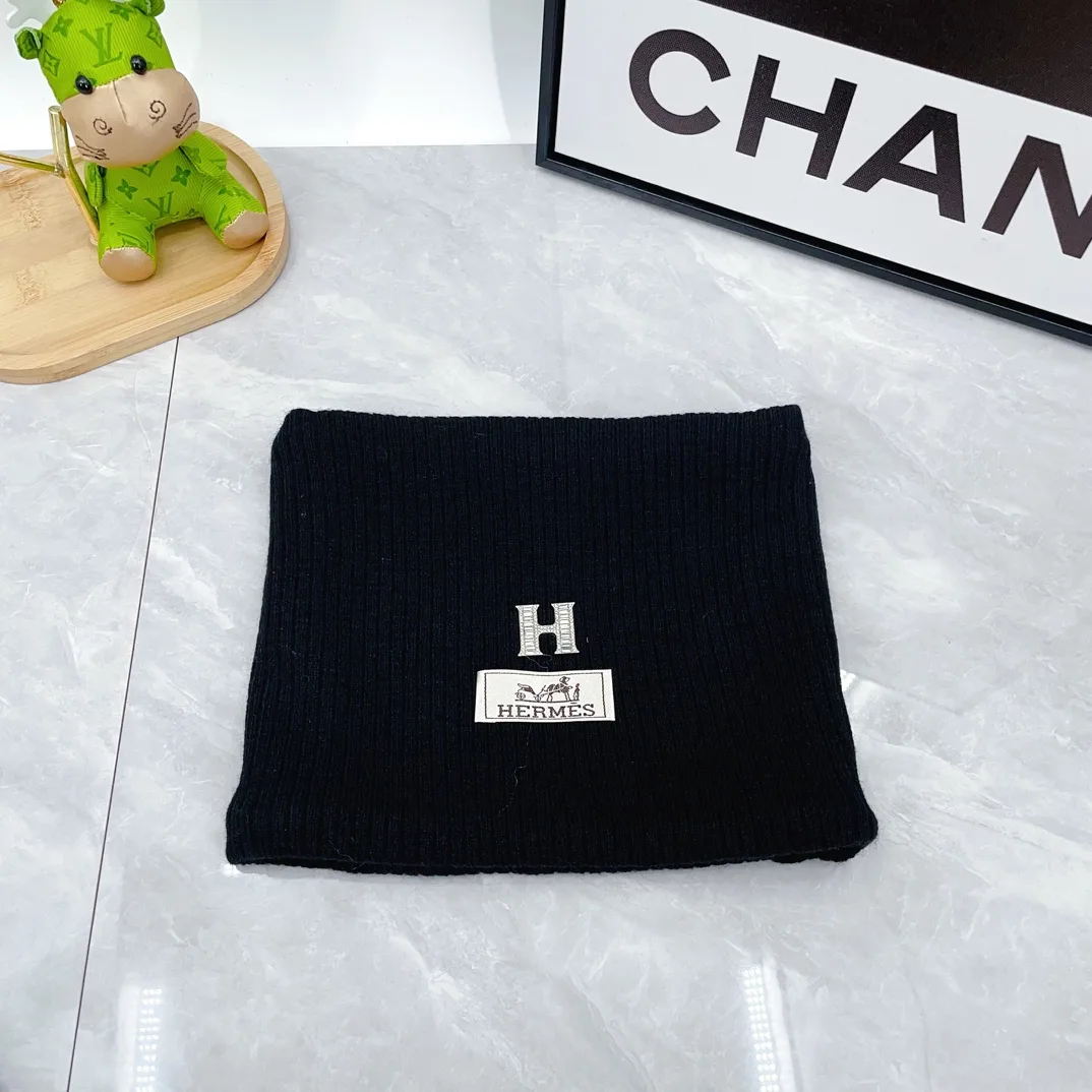 Hermes Wool Ribbed Hat Scarf and Gloves Set in Black · view 3