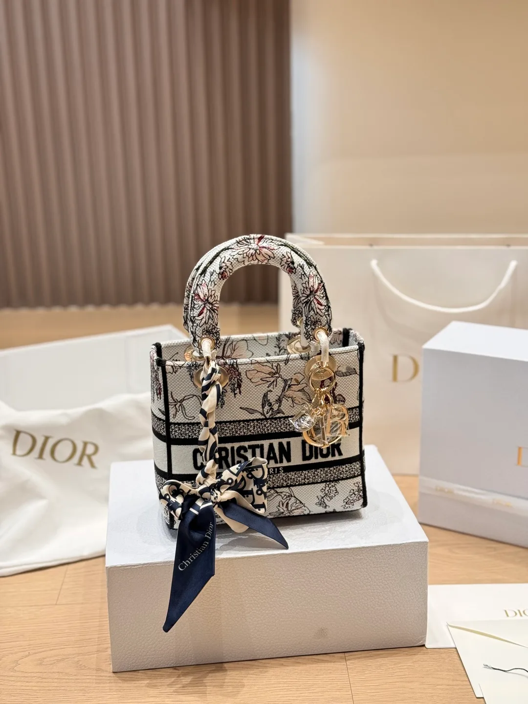 Dior Lady D-Lite Bag in Cream / Black · view 5