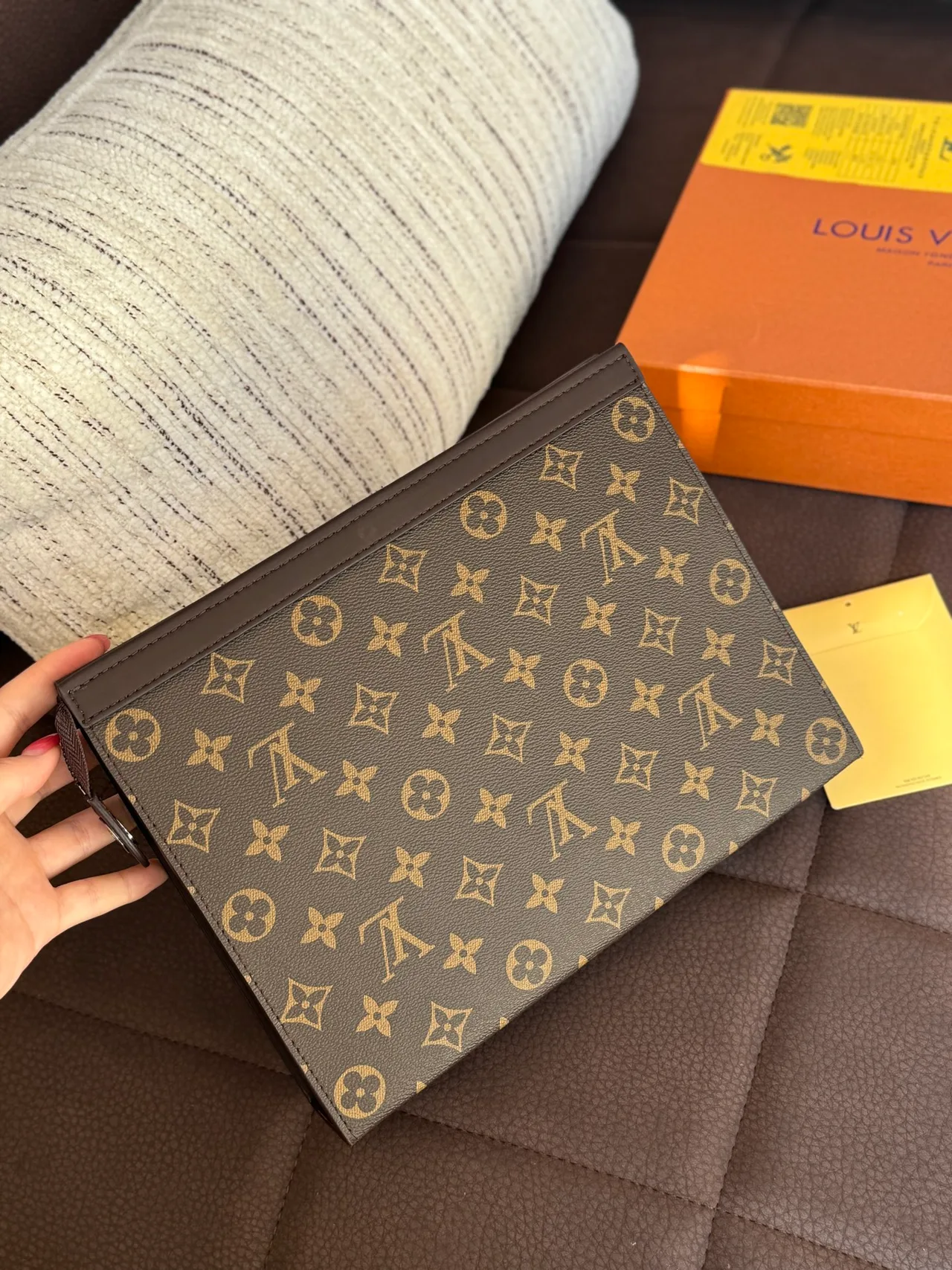 Louis Vuitton Clutch in Brown · view 6