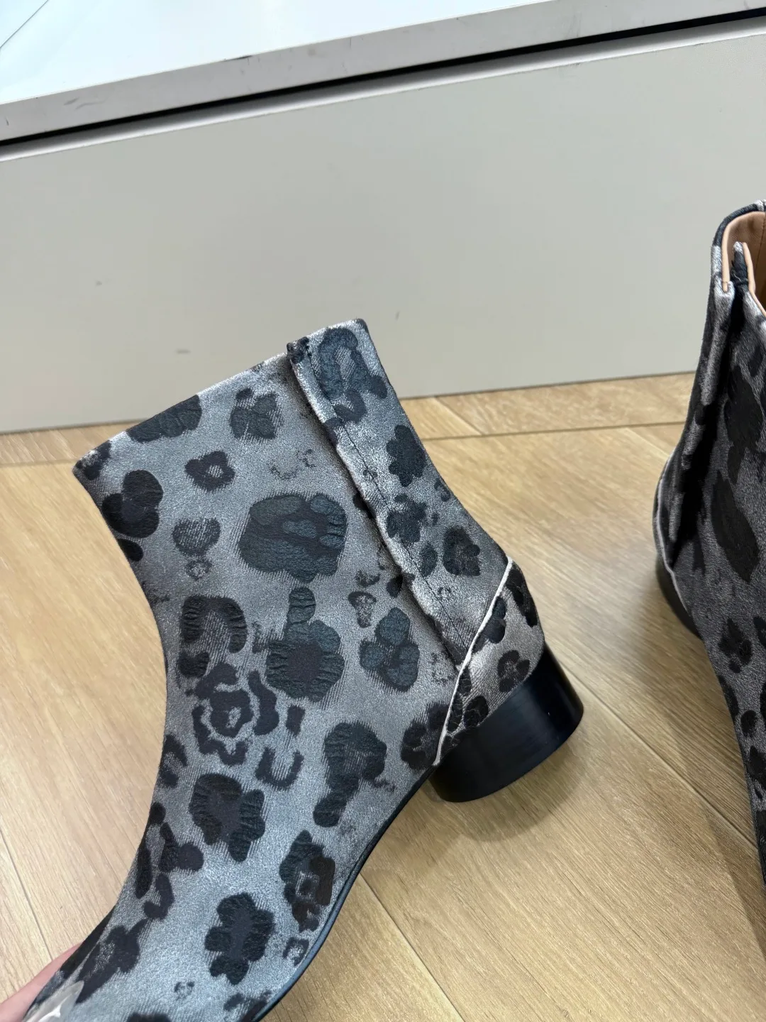Maison Margiela Cowhide Glossy Pointed-Toe Chelsea Boots in Grey · view 8