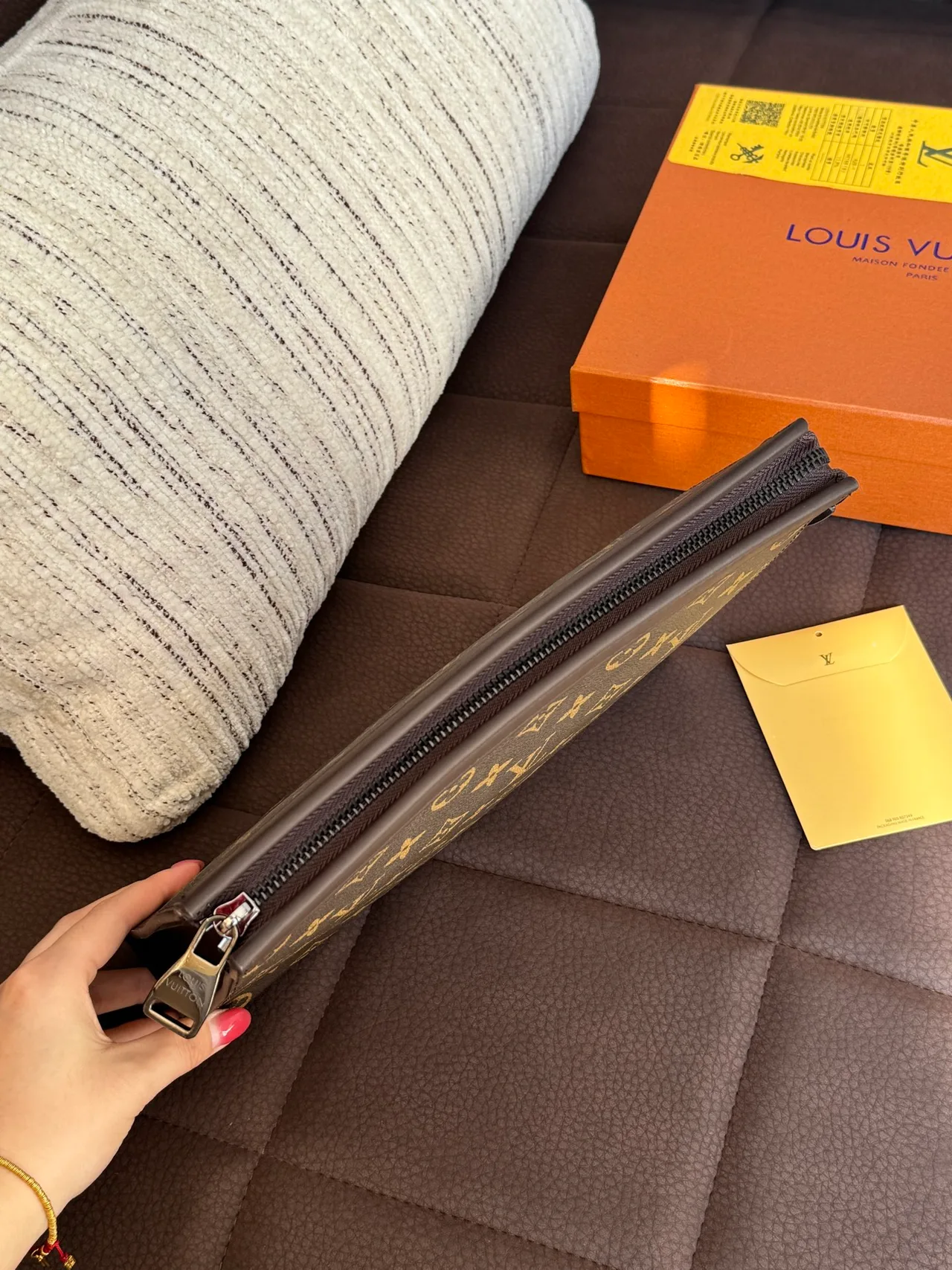 Louis Vuitton Clutch in Brown · view 4