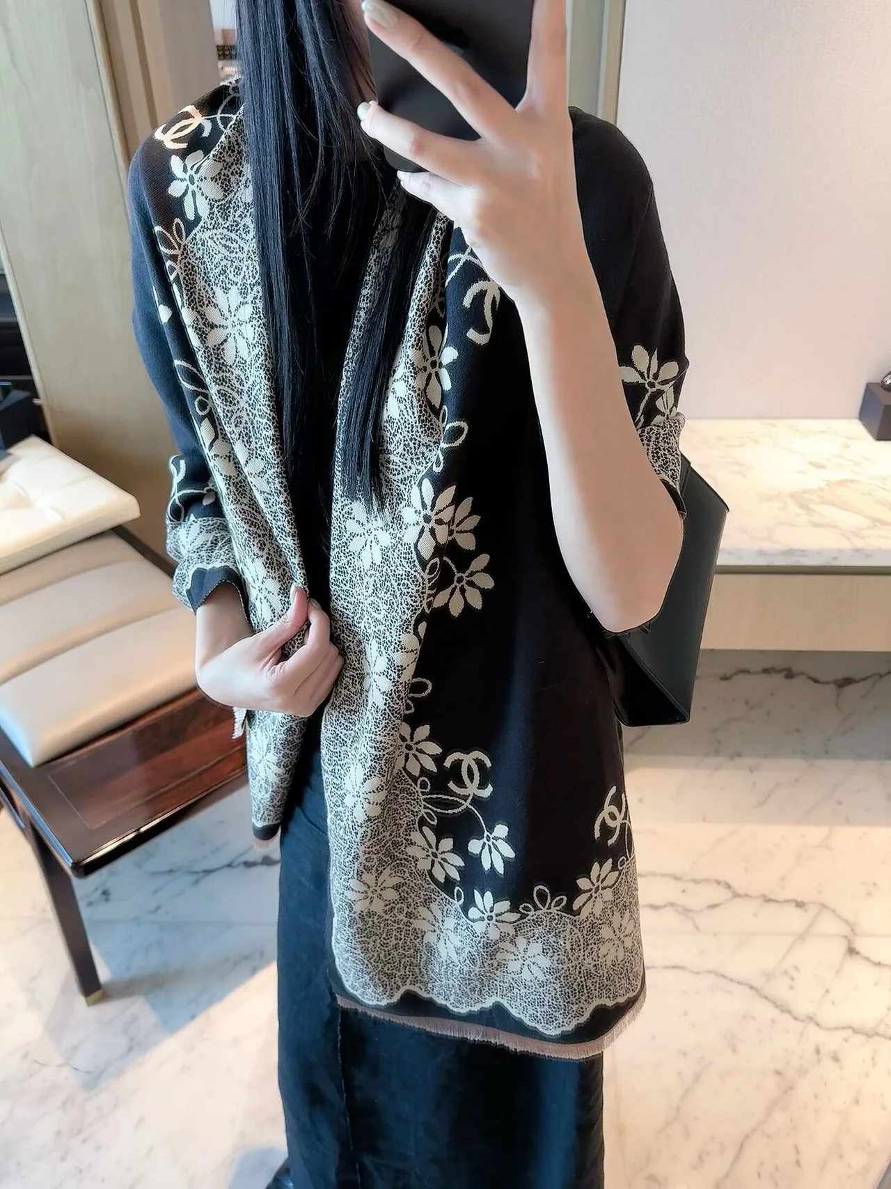 Chanel Lace-border CC fringed scarf in Beige & Black · view 5