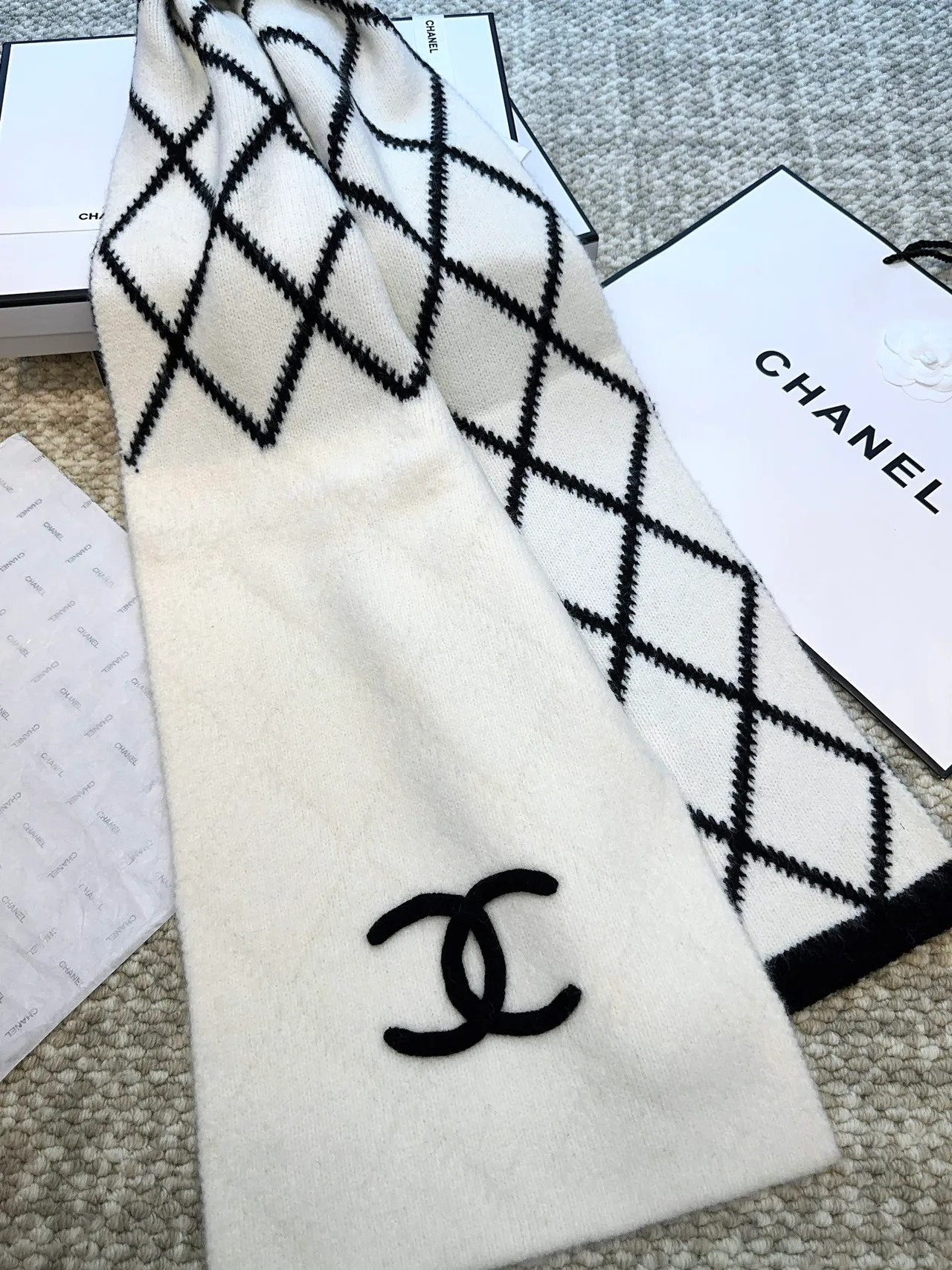 Chanel 54% Cashmere 31% Wool 15% Silk Scarf in White · view 6