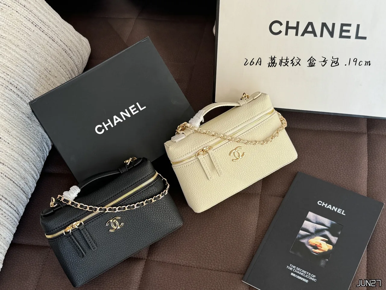 Chanel LP Vanity Case in Black / White / Beige · view 8