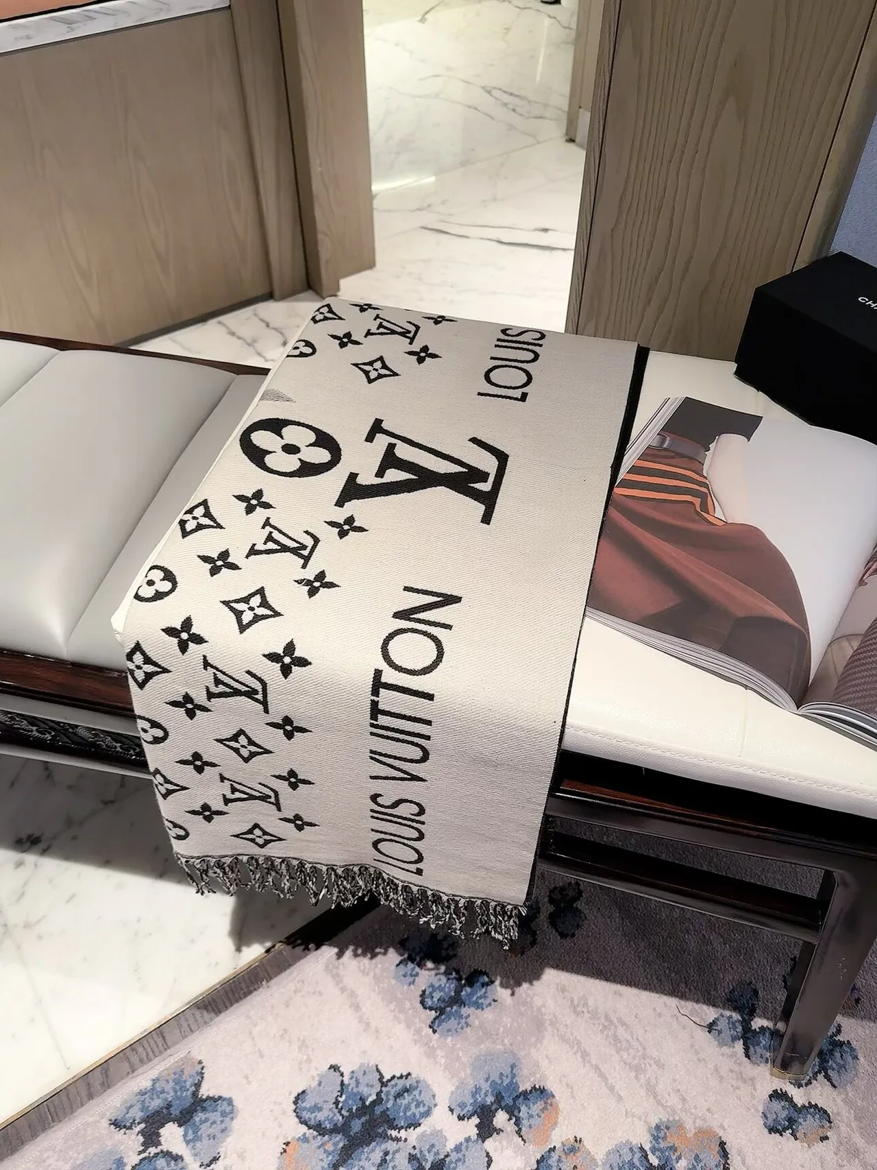 Louis Vuitton Reversible monogram fringed scarf in Pink & White · view 2