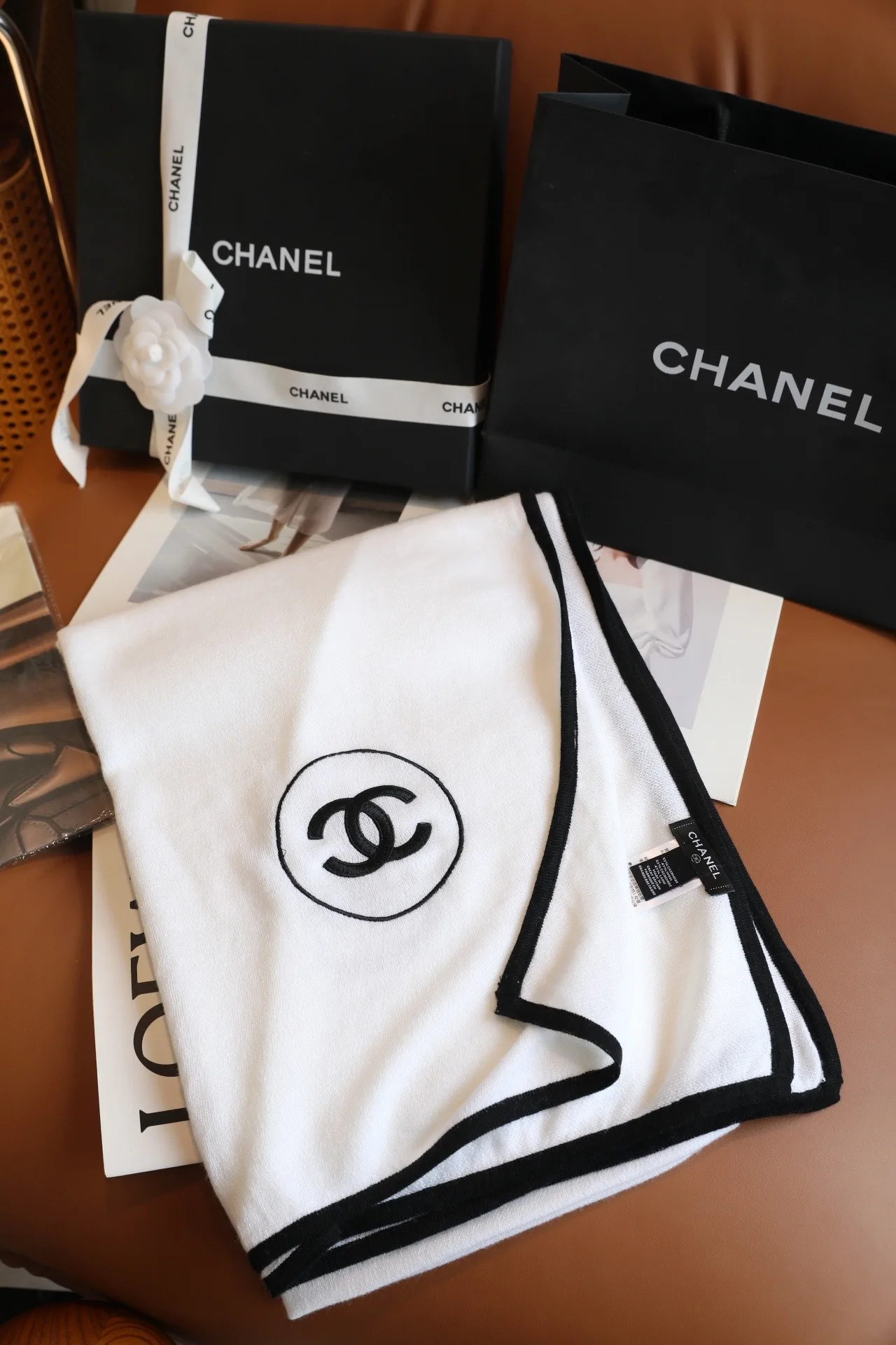 Chanel Circle CC fringed scarf in Black & White · view 2