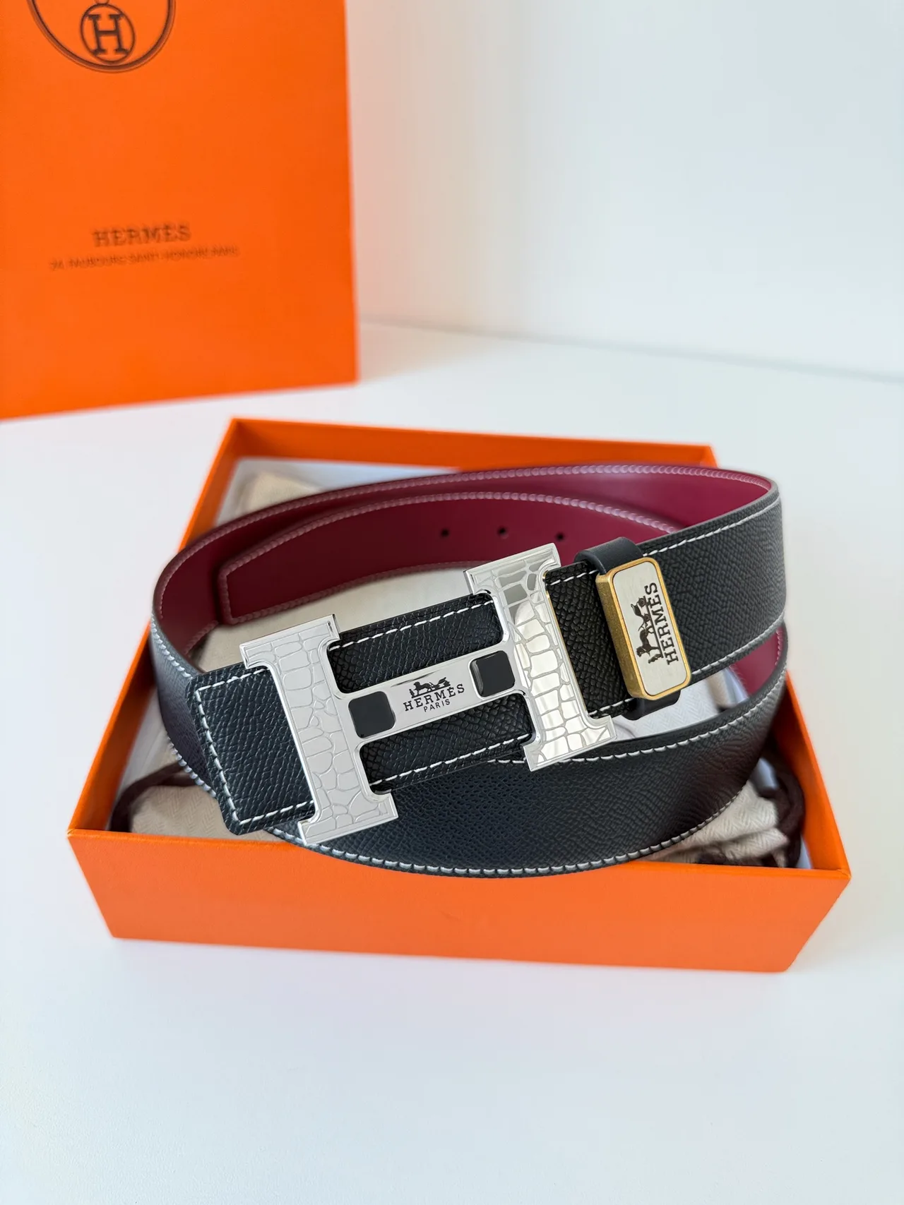 Hermes Reversible rectangular buckle belt in Black · view 1