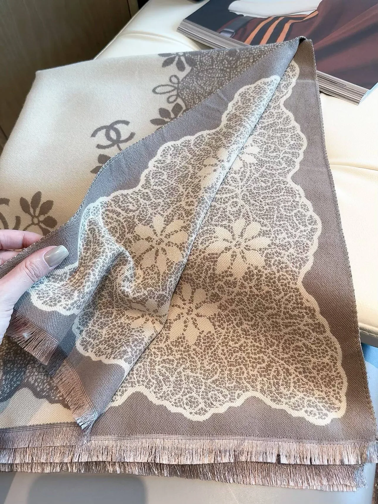 Chanel Lace-border CC fringed scarf in Beige & Black · view 7