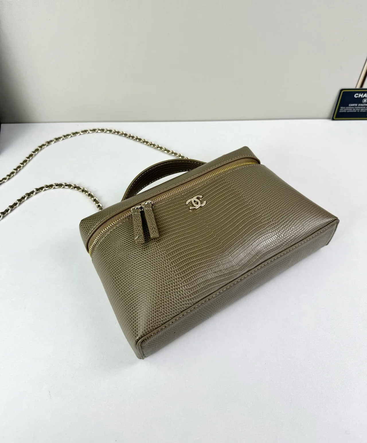 Chanel Cowhide Smooth Crossbody Bag in Green · view 4