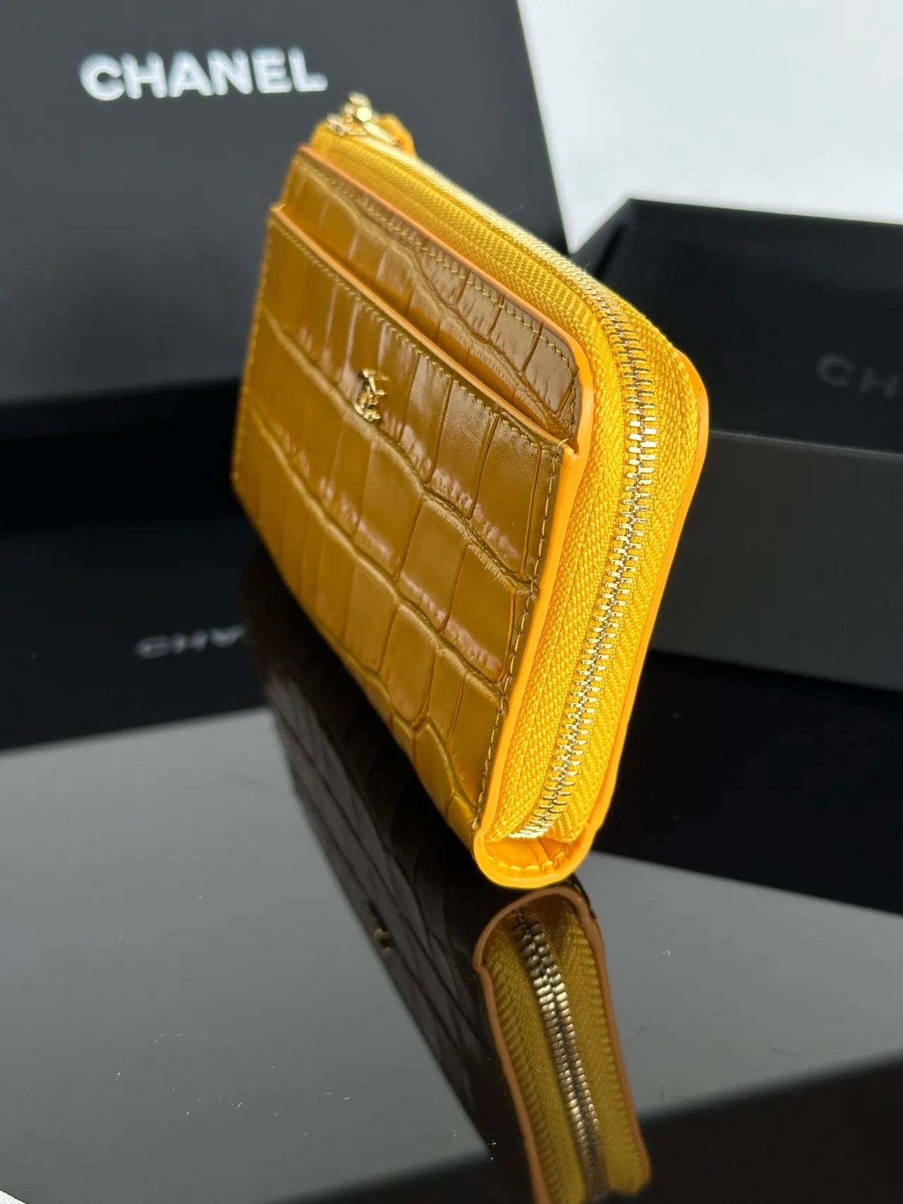 Chanel Glossy Wallet in Yellow · view 5