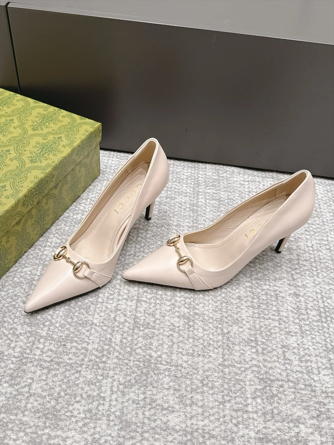 Gucci Sheepskin Horsebit Heel Pumps in Pink · view 2