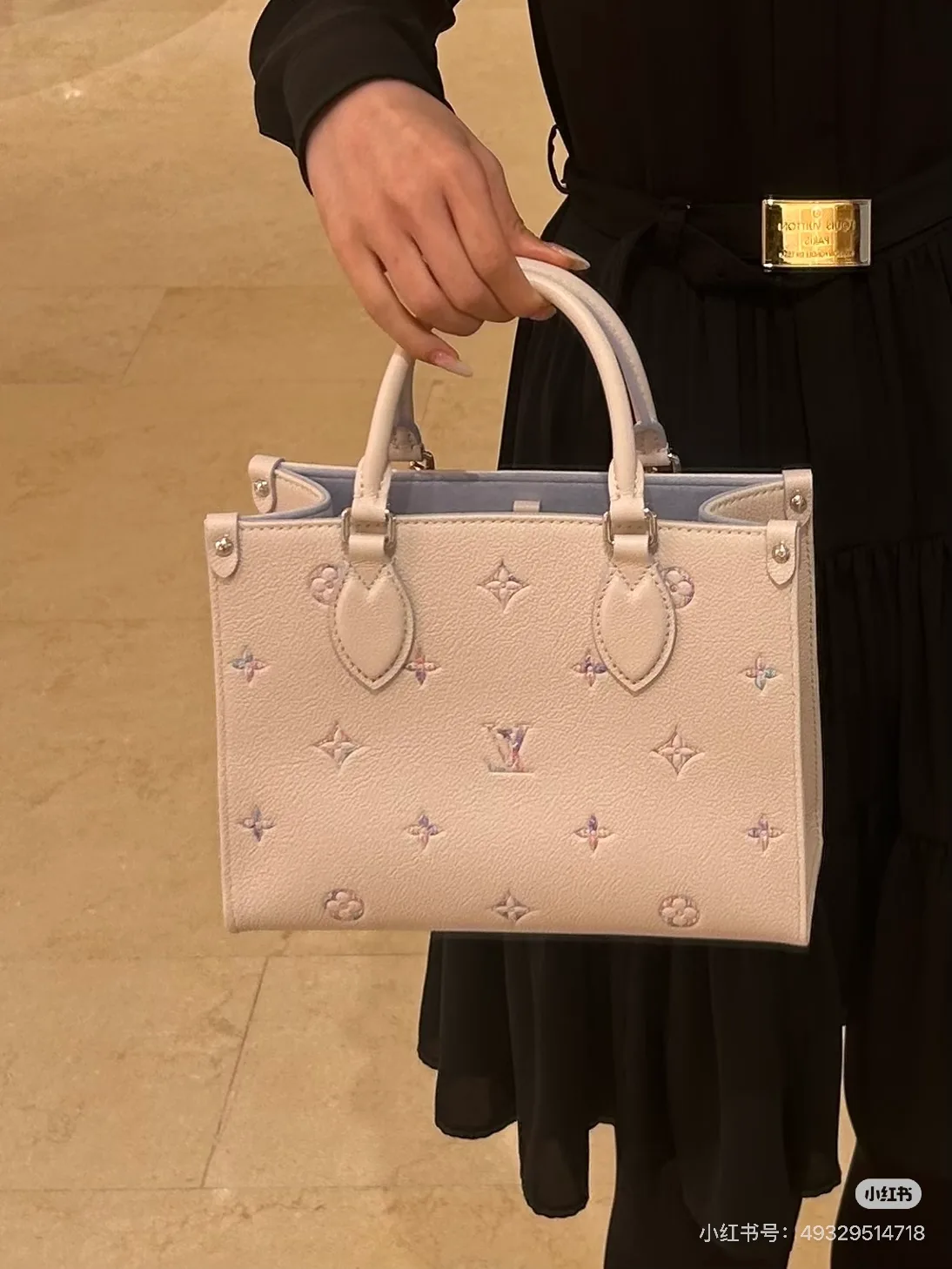 Louis Vuitton OnTheGo Tote in White / Pink · view 4