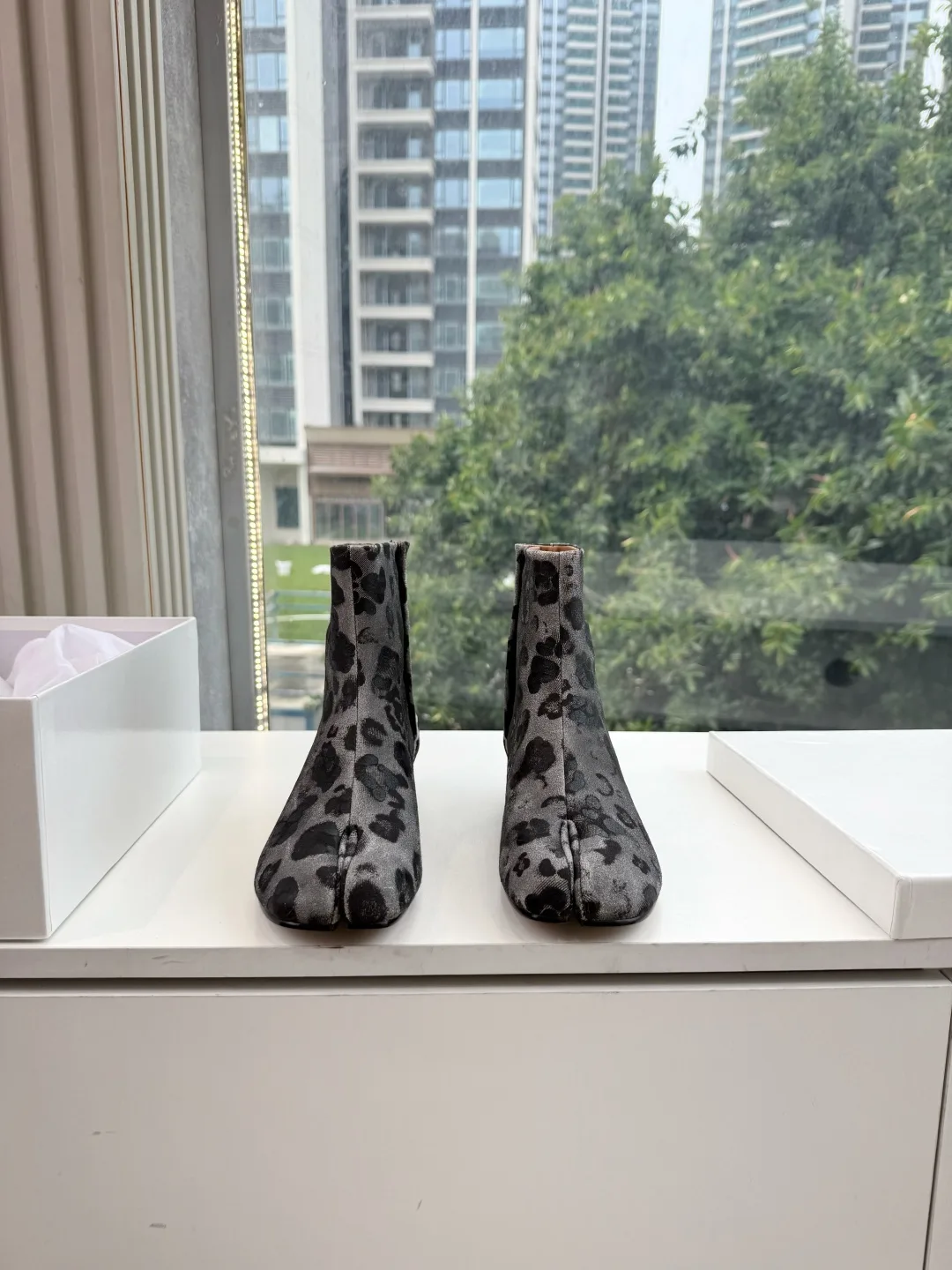 Maison Margiela Cowhide Glossy Pointed-Toe Chelsea Boots in Grey · view 1