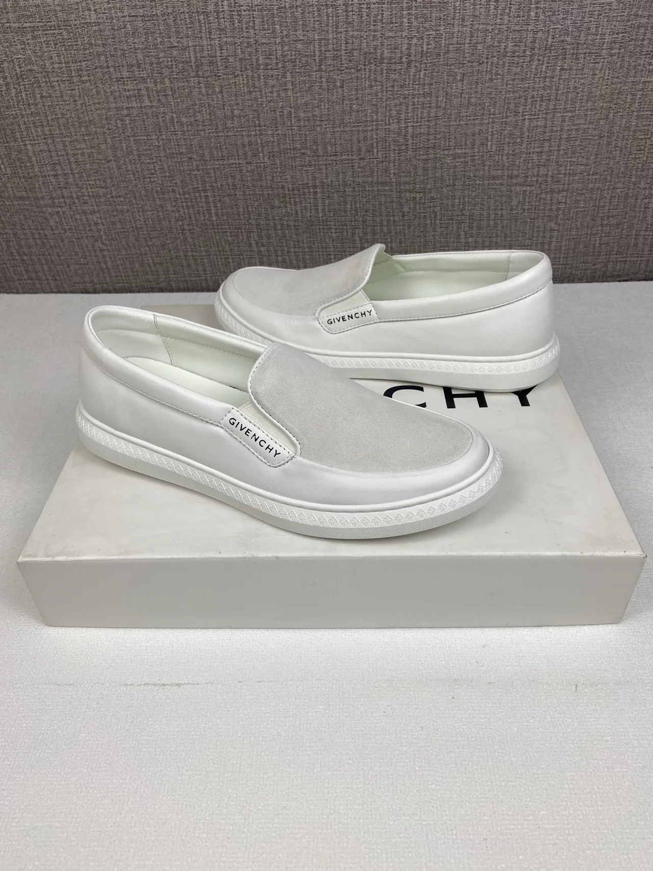 Givenchy Leather Glossy Round-Toe G Set Slip-On Sneakers in White · view 5