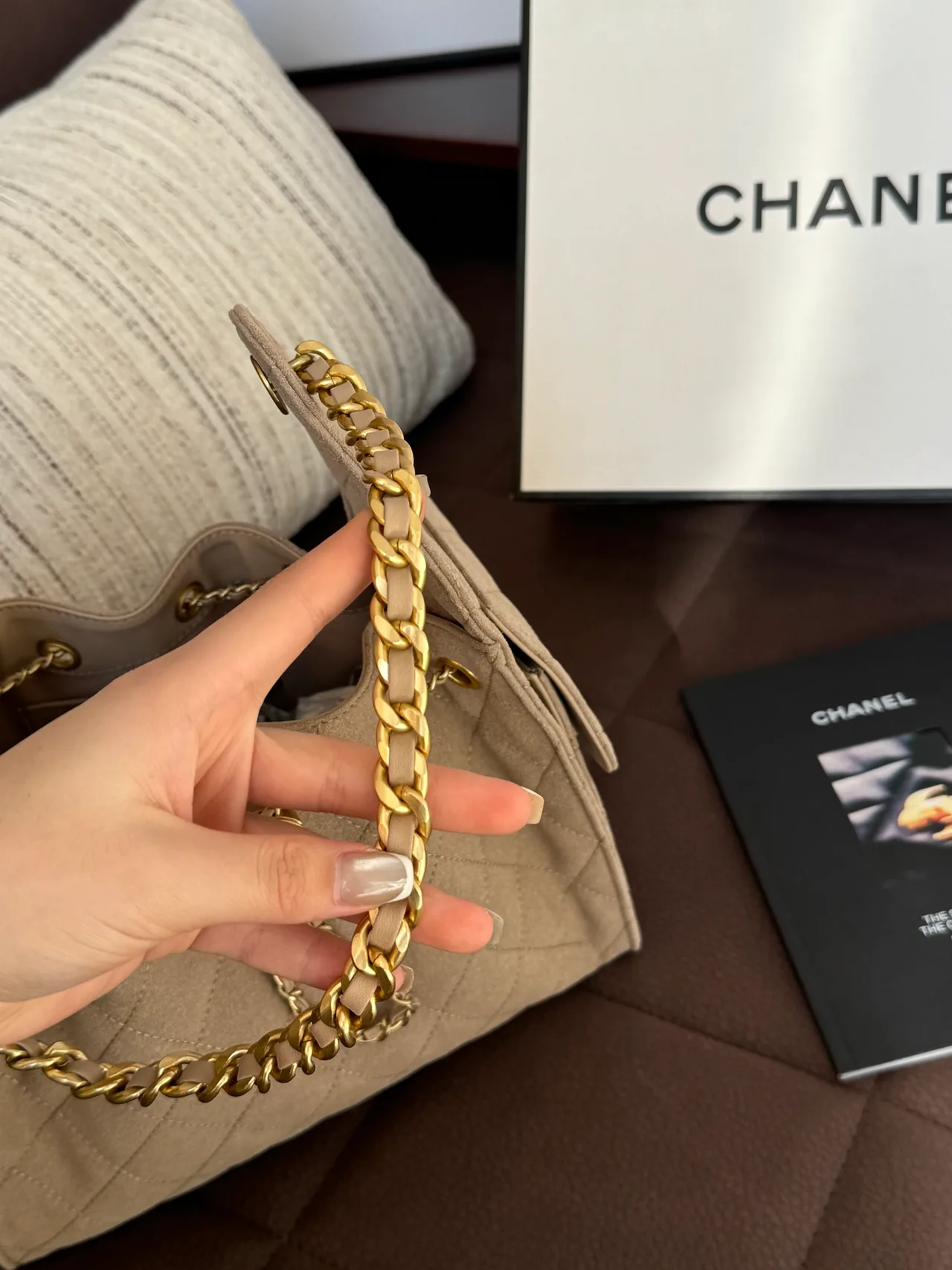 Chanel Quilted chain bucket bag in Brown & Beige · view 6