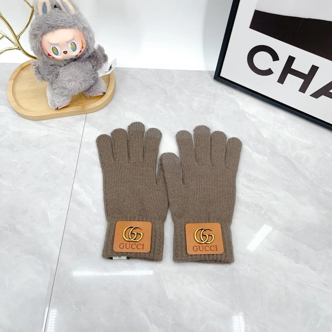 Gucci Wool Hat Scarf and Gloves Set in Beige · view 4