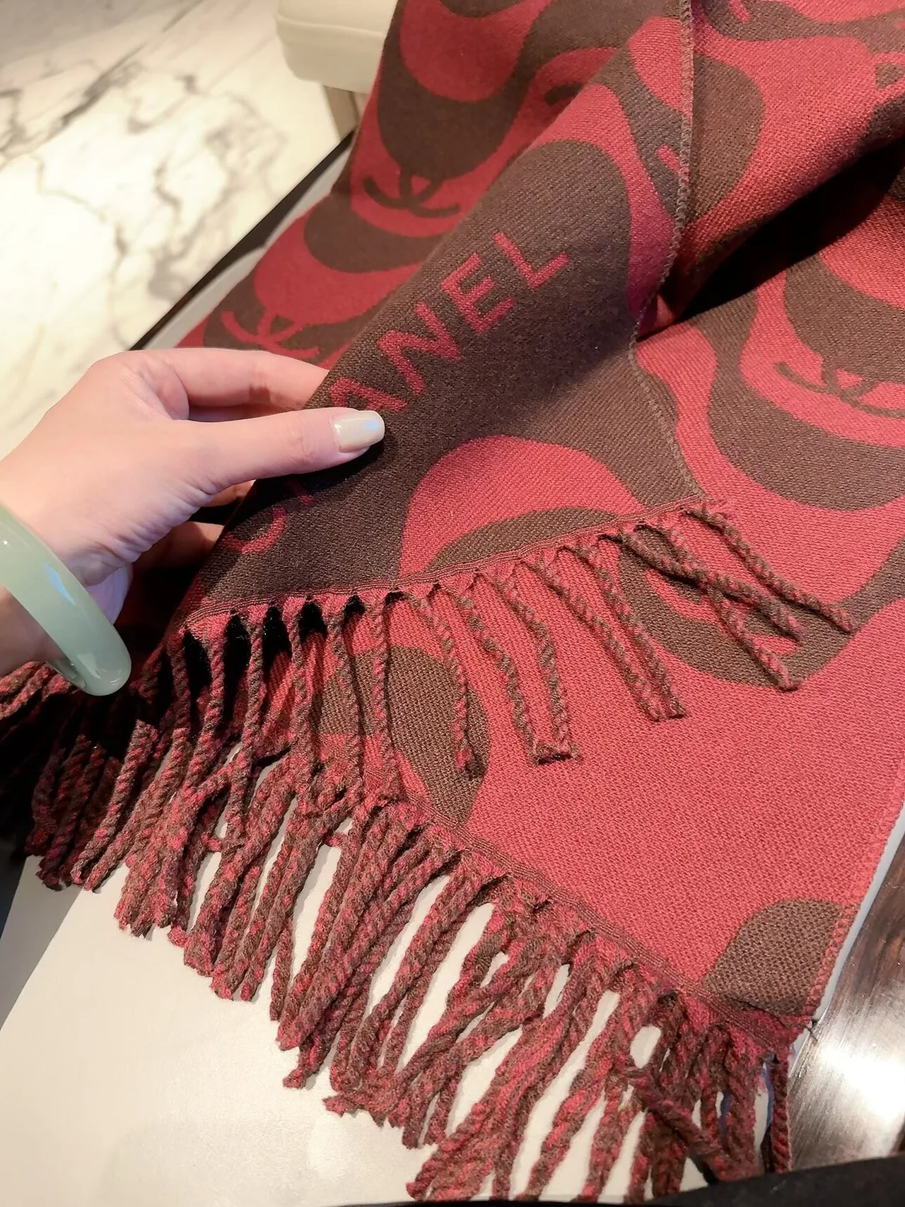 Chanel Wave CC fringed scarf in Beige & Burgundy · view 8