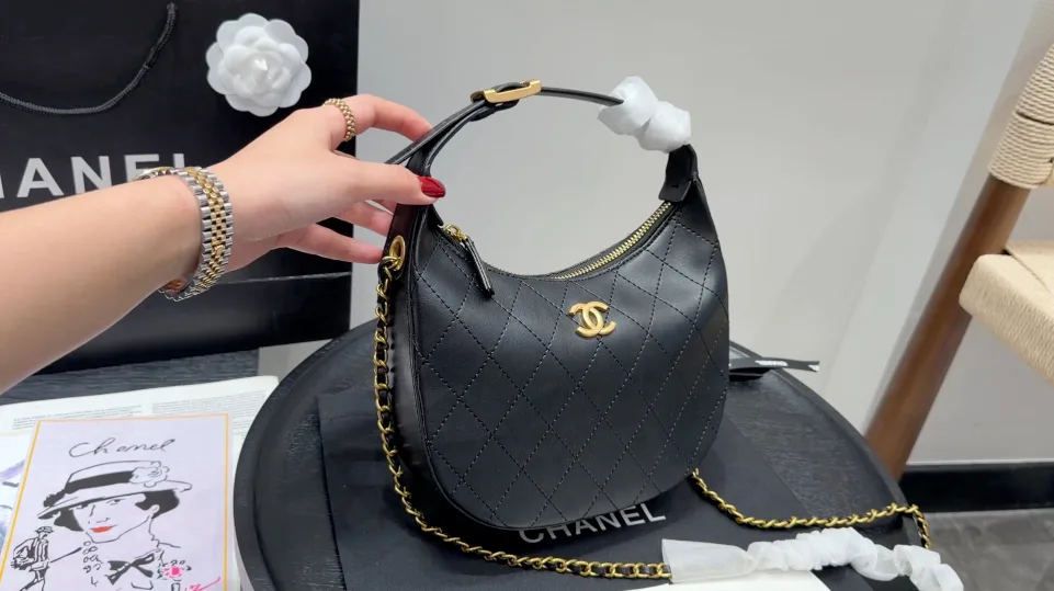 Chanel Chain hobo shoulder bag in Black & Tan · view 4