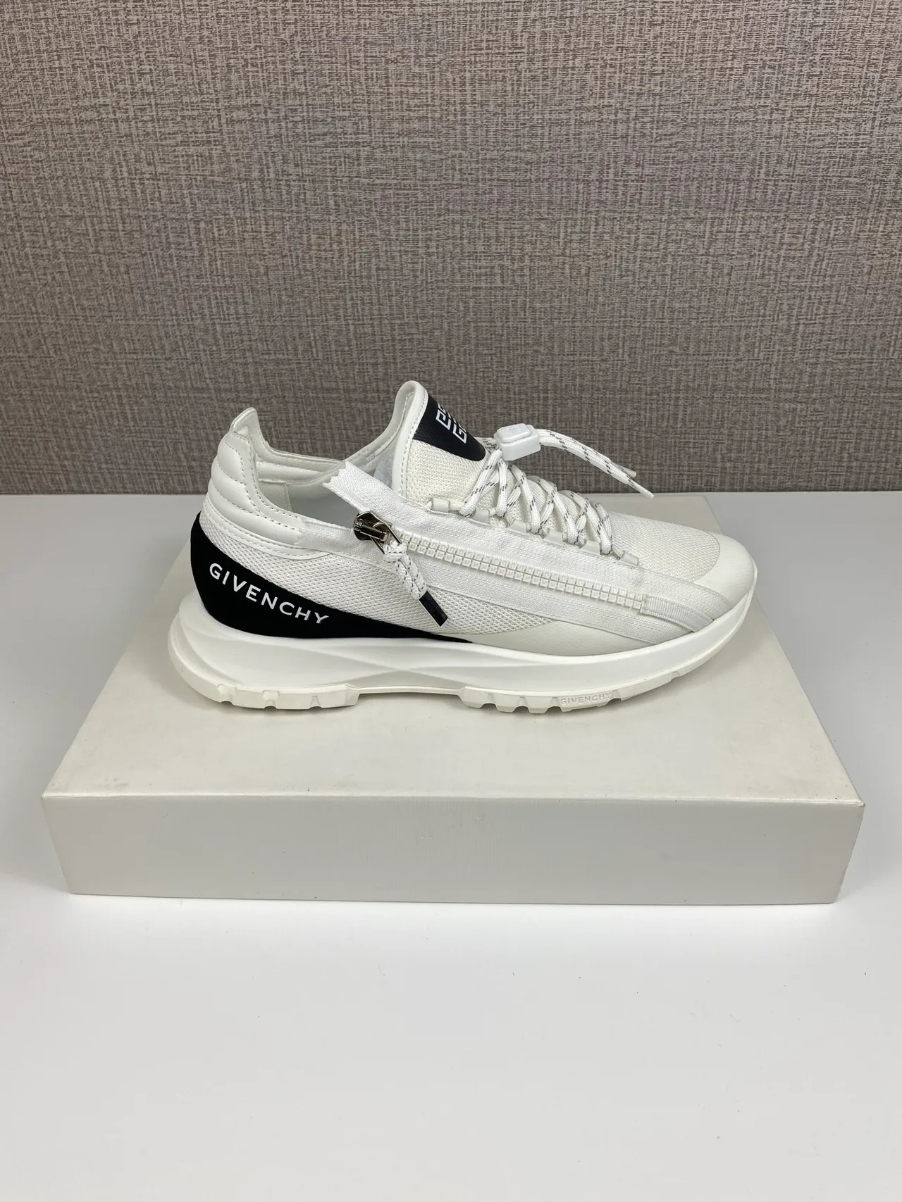 Givenchy Sneakers in White · view 7