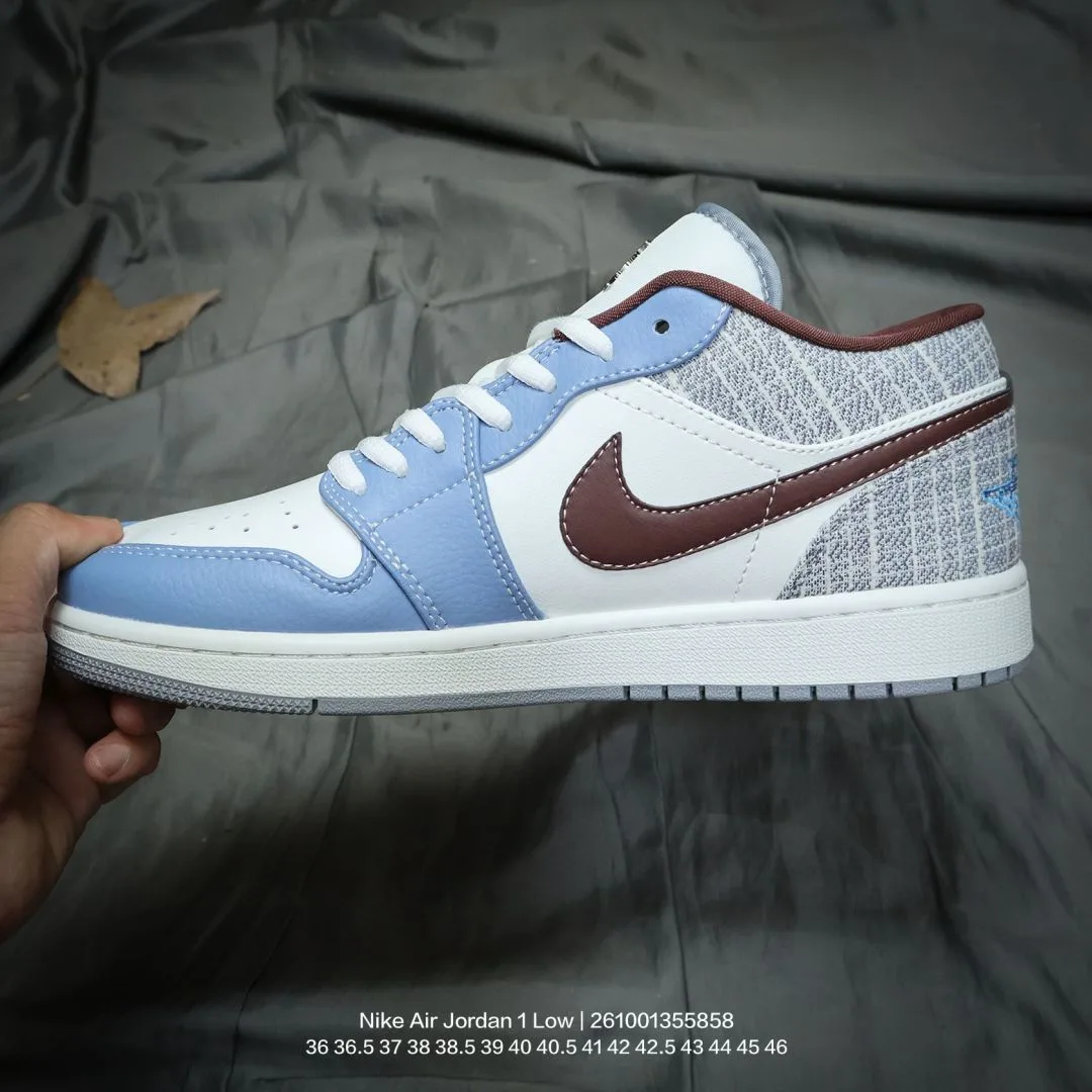 Nike Low-Top Sneakers in Blue · view 4