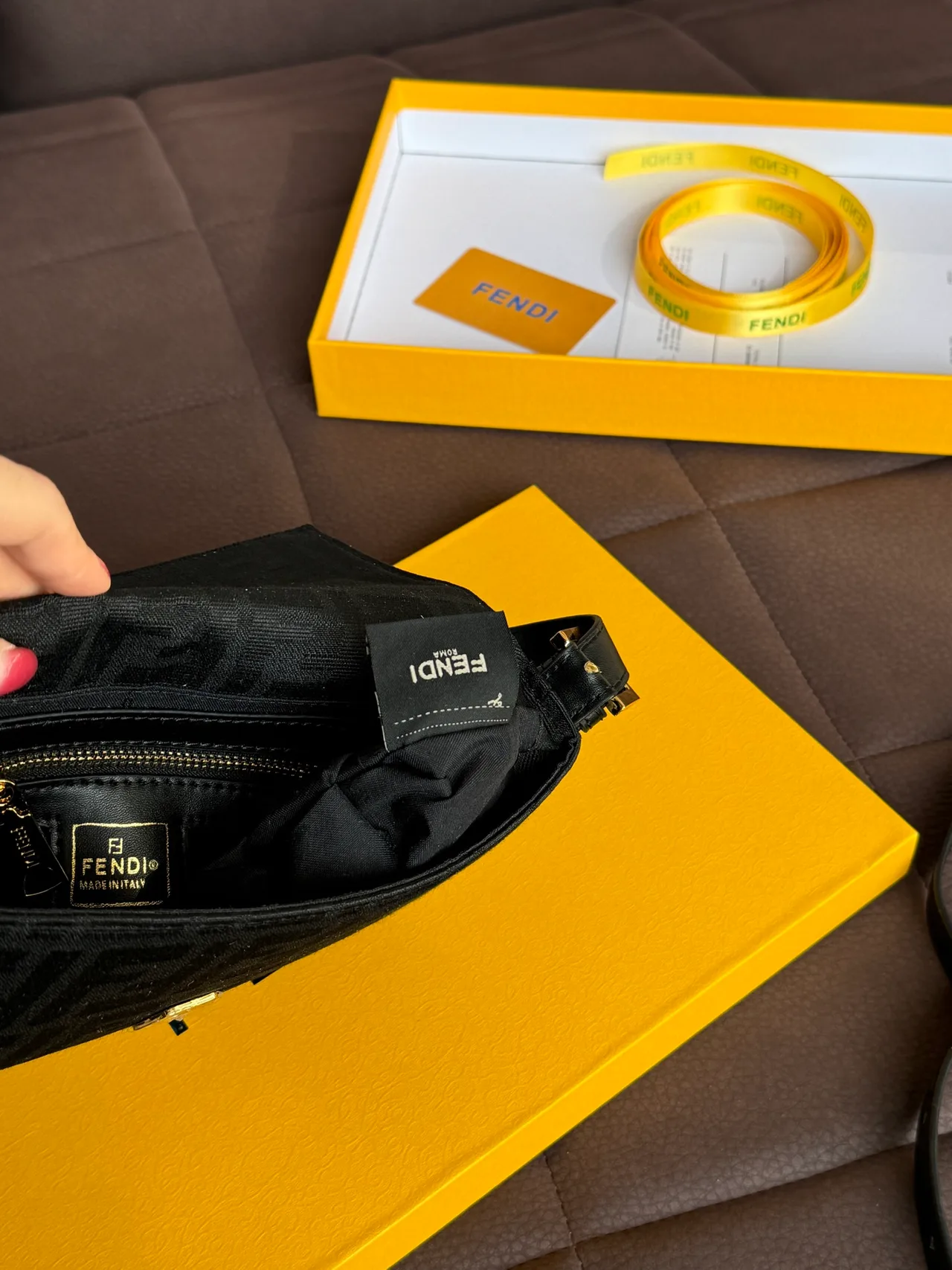 Fendi FF Baguette shoulder bag in Beige & Black · view 7