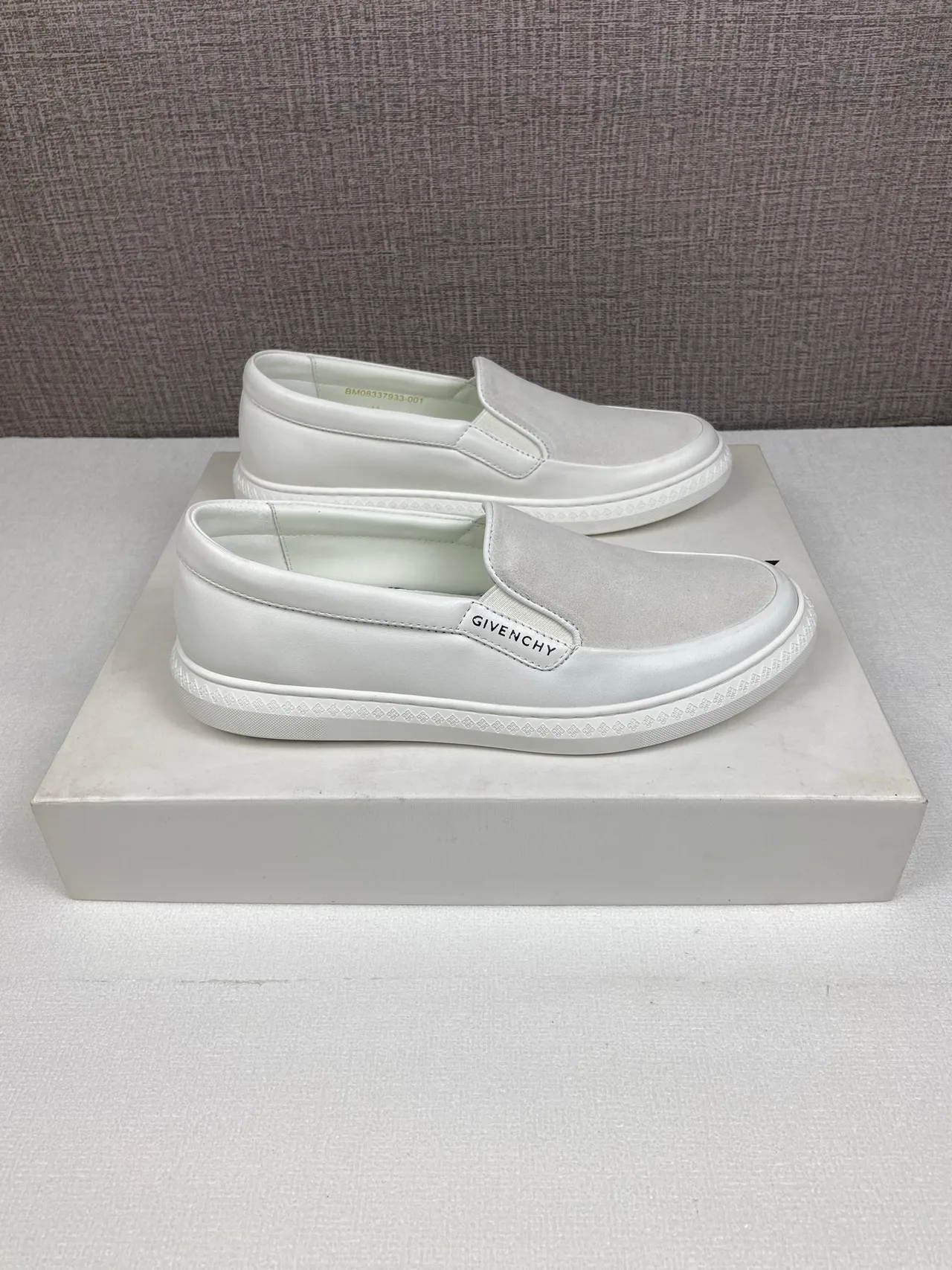 Givenchy Leather Glossy Round-Toe G Set Slip-On Sneakers in White · view 4