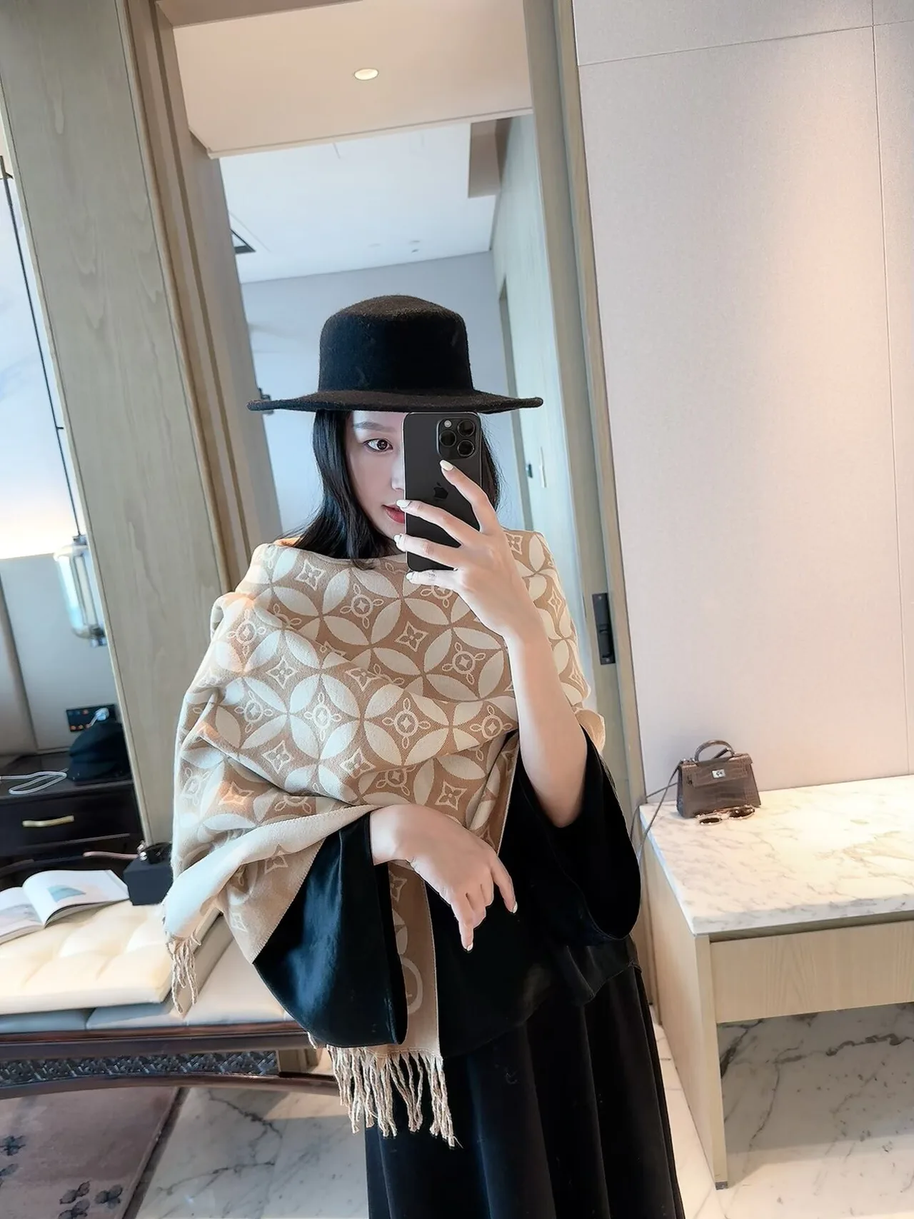 Louis Vuitton Jacquard Scarf in Pink & Grey & Beige · view 4