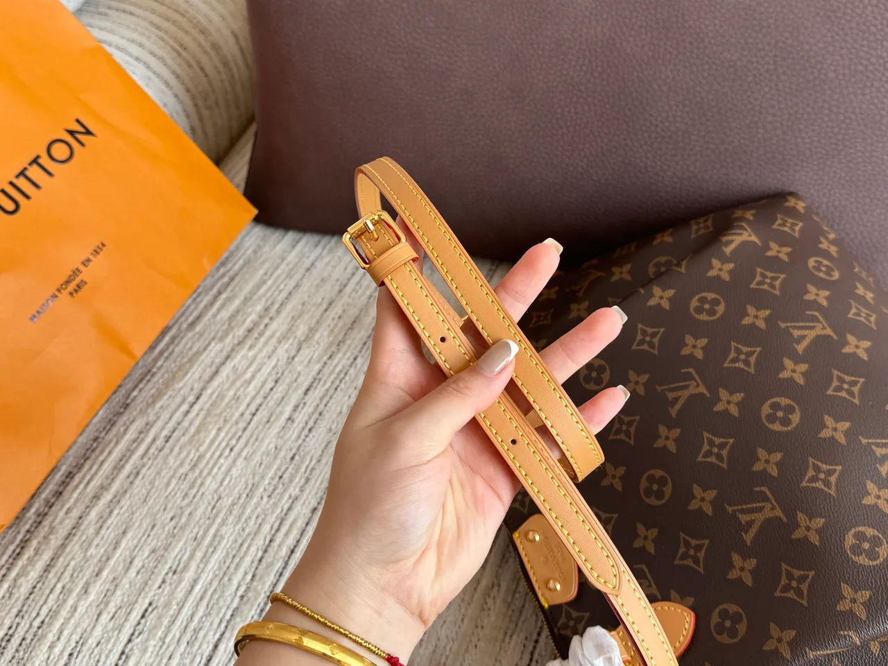 Louis Vuitton Monogram Tote in Brown · view 7
