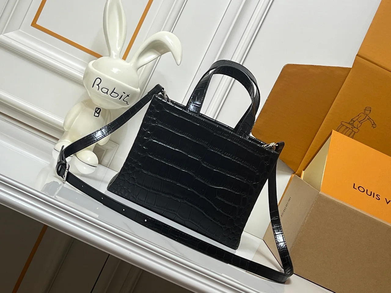 Louis Vuitton Cowhide Tote in Black · view 4