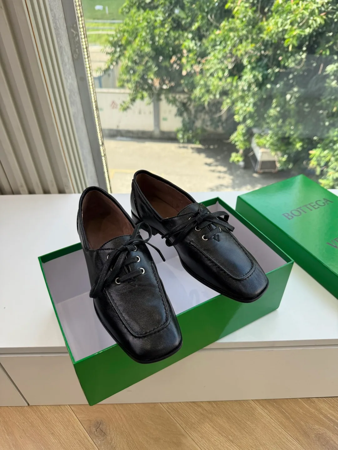 Bottega Veneta Cowhide Smooth Pointed-Toe Boat Shoes in Black · view 5