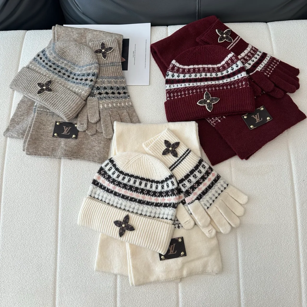 Louis Vuitton Hat scarf and gloves knit set in Grey & Burgundy & Cream · view 7
