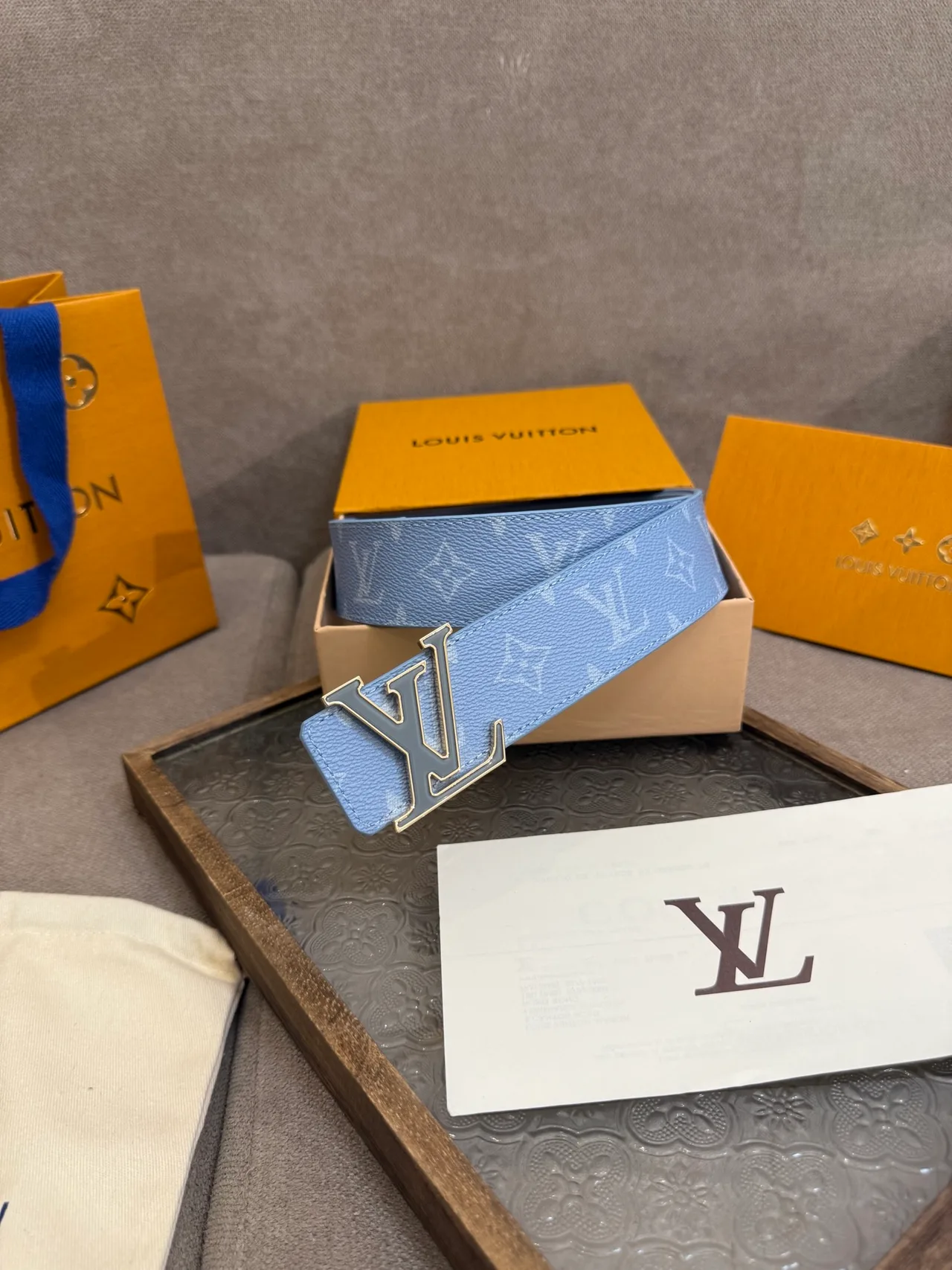 Louis Vuitton Leather Glossy Reversible monogram buckle belt in Blue · view 5