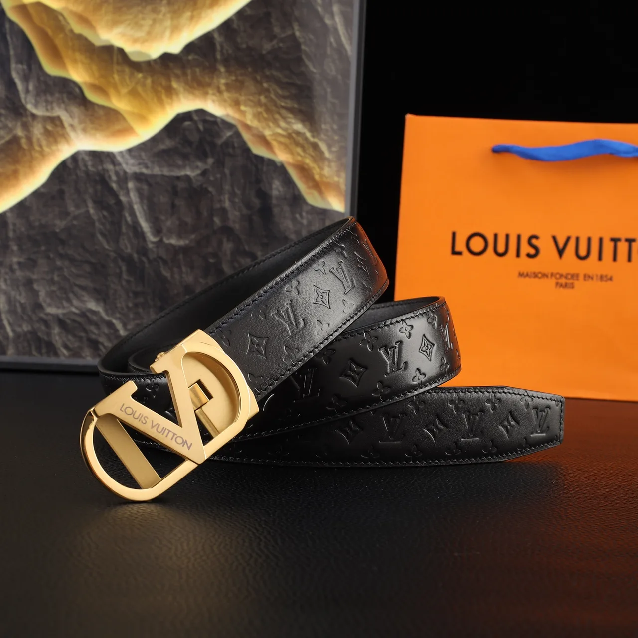 Louis Vuitton Embossed automatic V buckle belt in Black · view 2