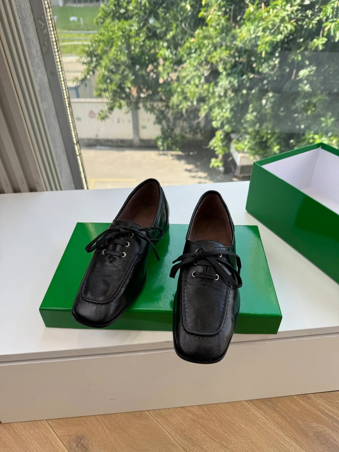 Bottega Veneta Cowhide Smooth Pointed-Toe Boat Shoes in Black · view 1