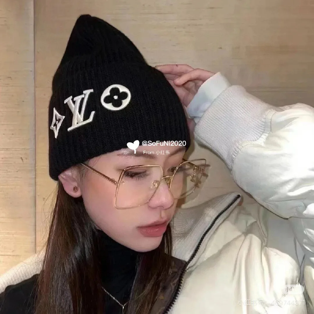 Louis Vuitton Beanie in Black · view 2