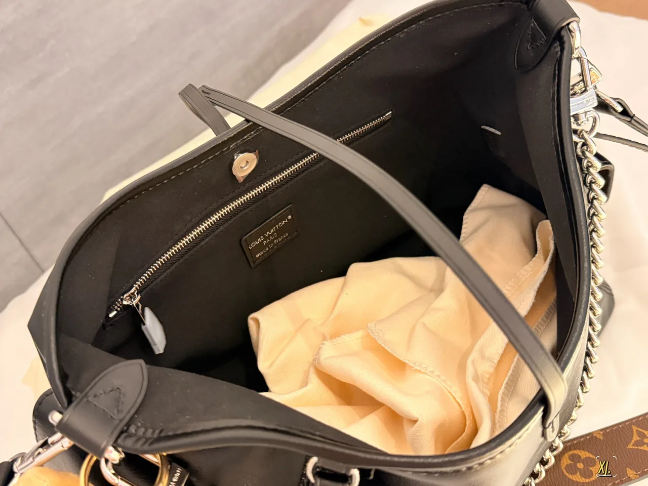Louis Vuitton Hobo Bag in Black · view 7