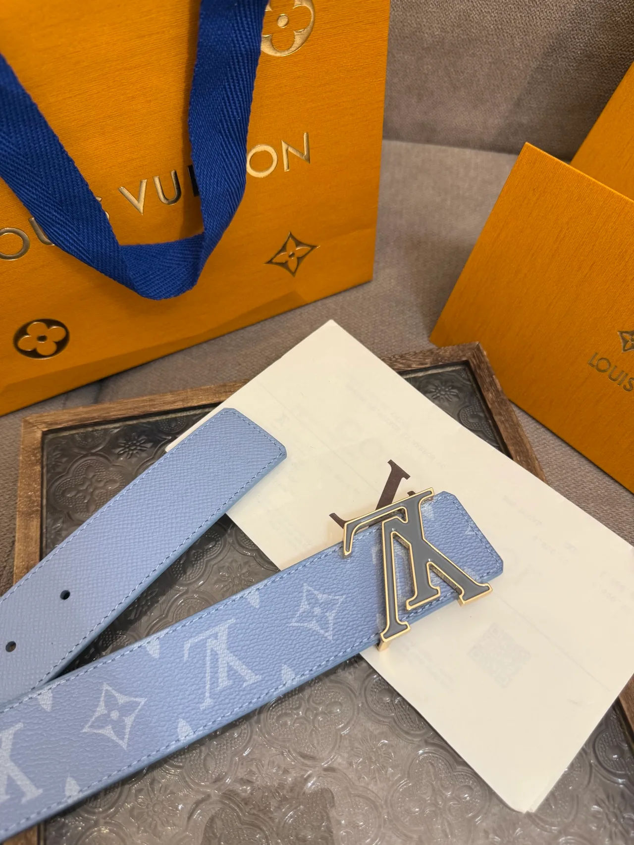 Louis Vuitton Leather Glossy Reversible monogram buckle belt in Blue · view 6